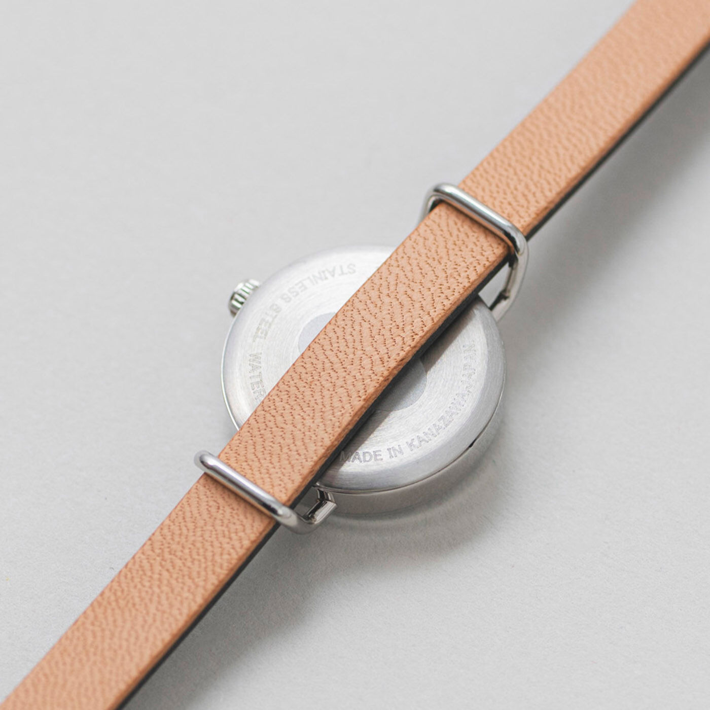 ＆Stories|金沢の時計職人が手掛けた オーロラ色の輝きに見惚れる 黒蝶貝の腕時計〈ブラック〉|ベルトは、着け替えも可能。