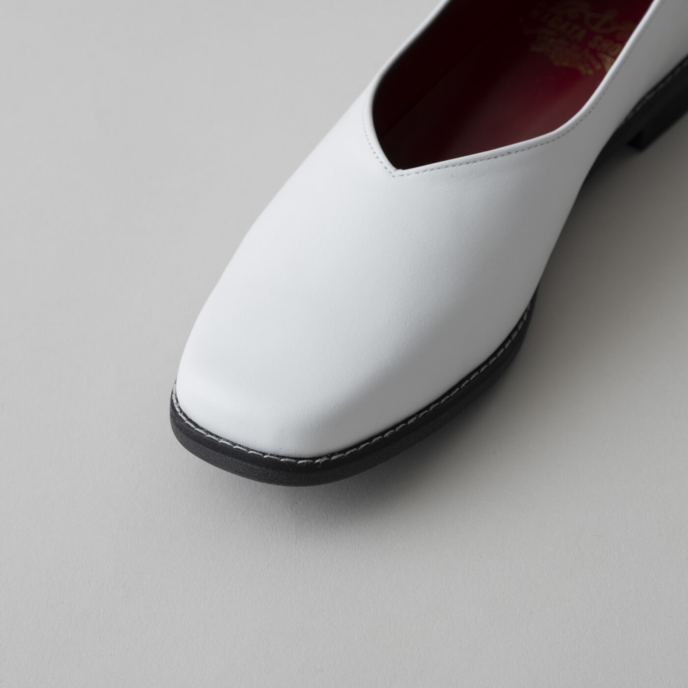 ＆Stories|長田の靴メーカーと作った　職人本革のスクエアノーズシューズ〈ホワイト〉