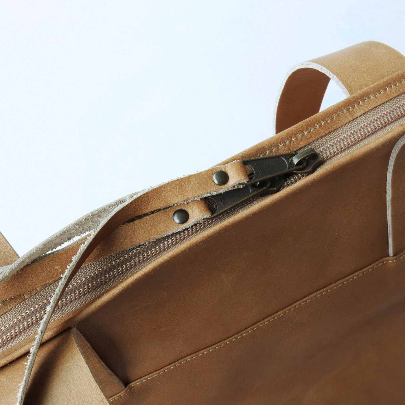 ＆Stories|プロダクトデザイナーと作った 職人本革のお仕事鞄〈ミルクティーベージュ〉[本革　鞄：日本製]|ファスナーで鞄の口を閉めることができるので、電車やバスに乗ったときも棚に上げることができます。