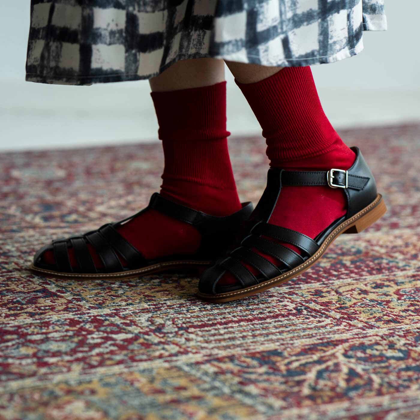 ＆Stories|靴デザイナーの理想で仕上げた 職人本革のフィッシャーマンシューズ〈ブラック〉|ポイントは、足指全体をカバーする4本のベルト。甲をしっかり包むから歩きやすく、ほどよい抜け感で足をほっそり見せてくれます。