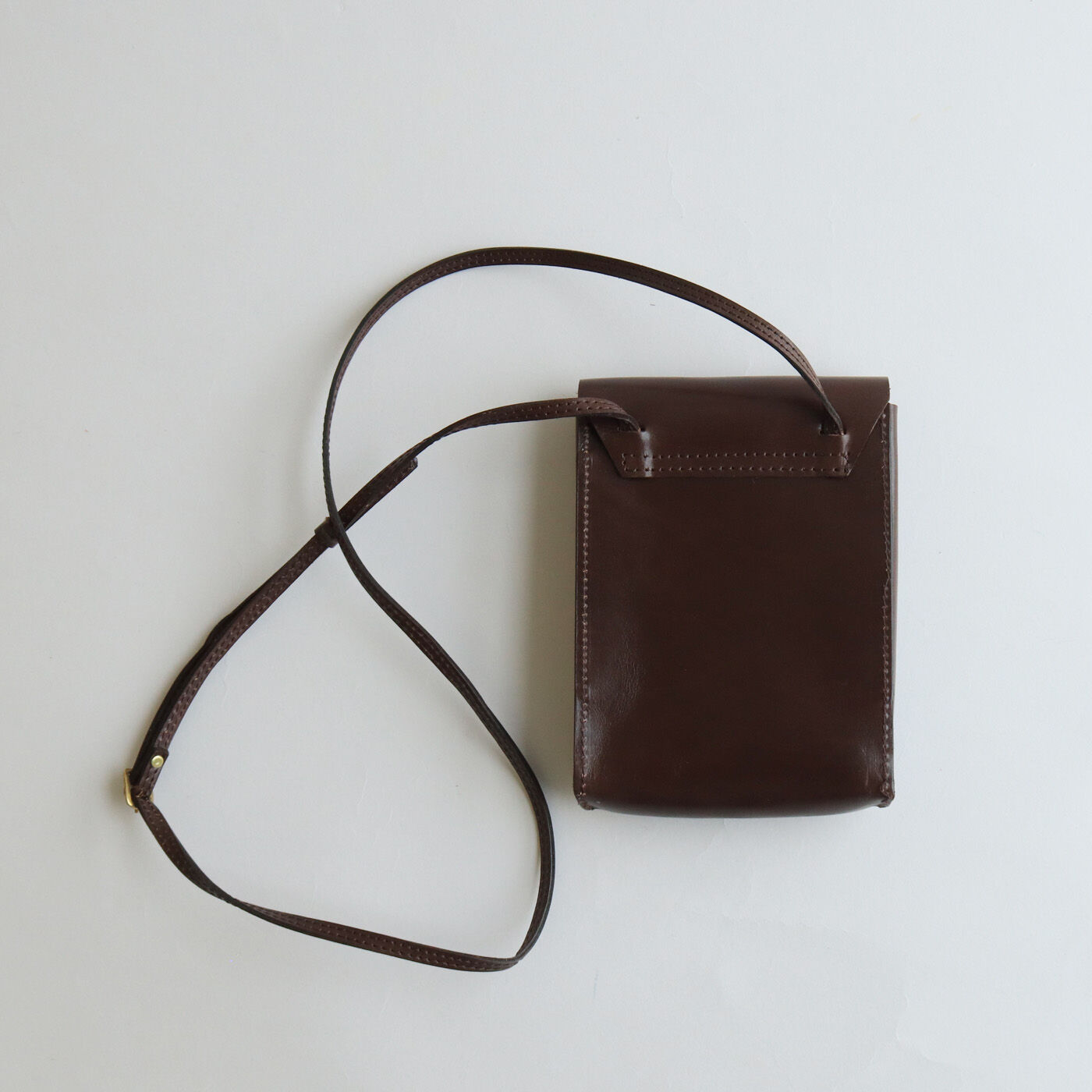 ＆Stories|福岡の鞄作家と作った 職人本革のアーネストバッグ〈ウッドブラウン〉|細めのショルダーはオールレザー製。