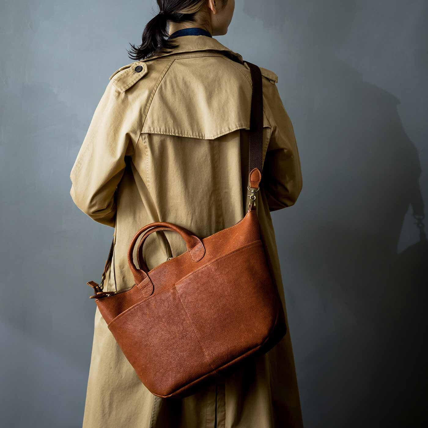 ＆Stories|福岡の鞄作家と作った　職人本革のジェネラスバッグ〈キャメル〉|取り外しできるショルダーストラップ付きで斜め掛けできます。