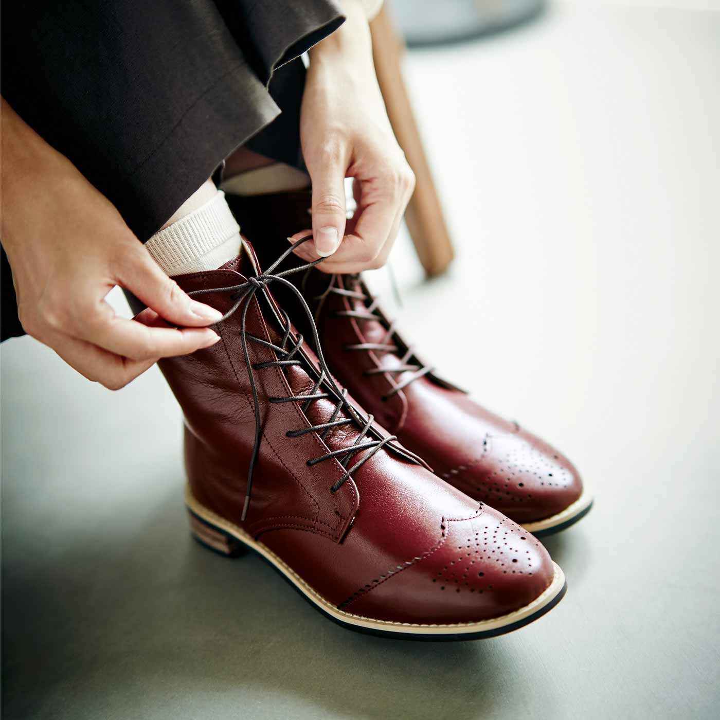 ＆Stories|長田靴職人が叶えた 理想の本革ウィングチップブーツ〈レッドブラウン〉[本革 ブーツ：日本製]|パンツもスカートもバランスよく決まる丈。レッドブラウンはノスタルジックでやさしい雰囲気。