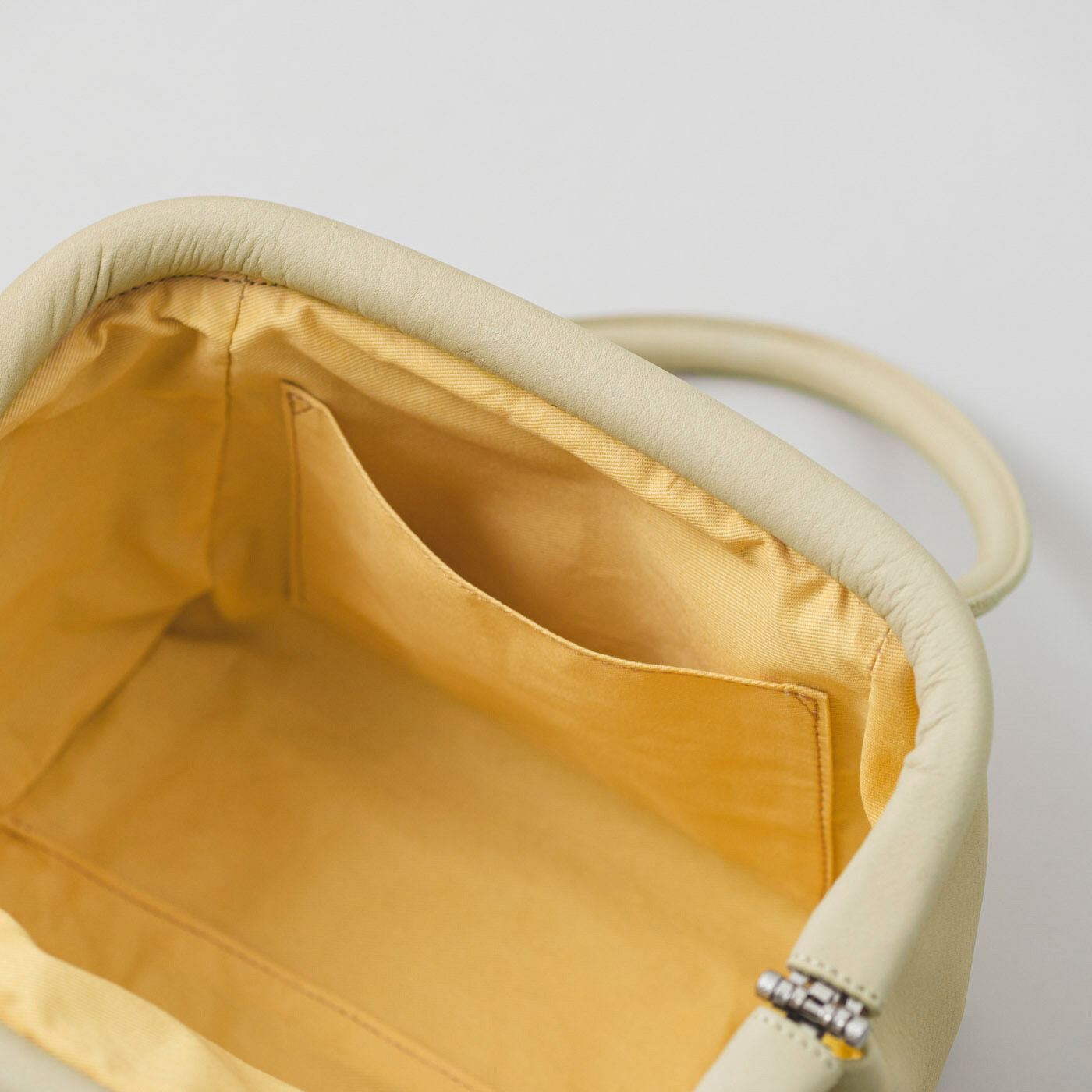 ＆Stories|鞄デザイナーとプランナー山猫が作った 職人本革のテタールバッグ〈メレンゲ色〉|内ポケット付き。