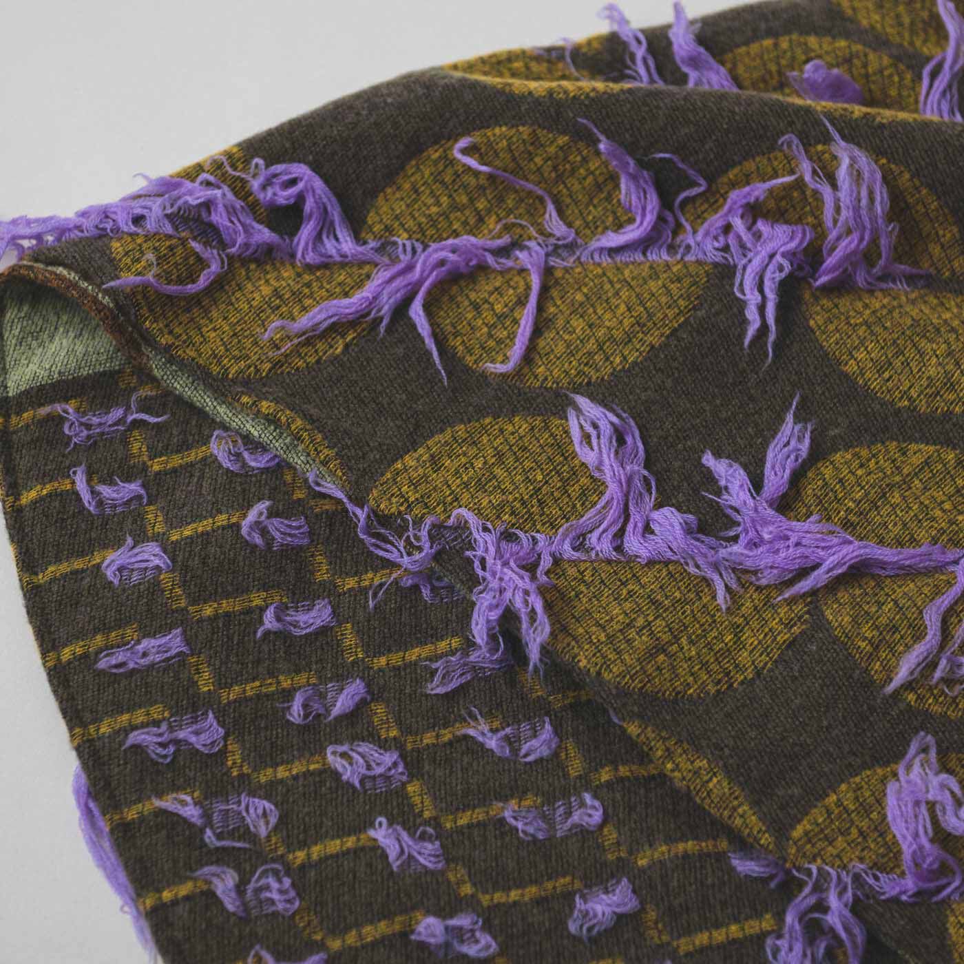 ＆Stories|テキスタイルデザイナーと作った 播州ジャカード織のブークレストール〈ライラック色〉|ヨコ糸をカットし、フリンジのように糸が飛び出ている表面感が特徴です。