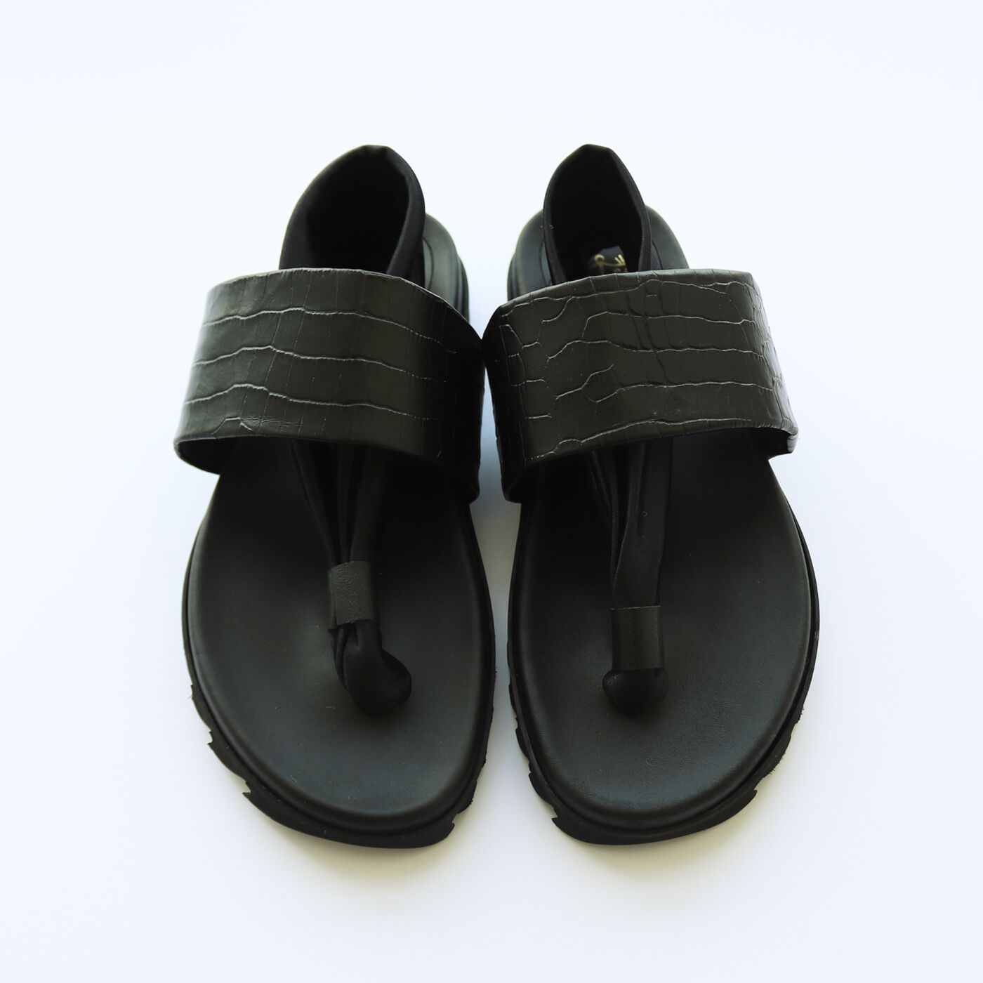 ＆Stories|靴デザイナーの理想で仕上げた 職人本革のトングシューズ〈クロコ型押し柄・ブラック〉|コーデにピリッとアクセントを添える〈クロコ型押し柄・ブラック〉。