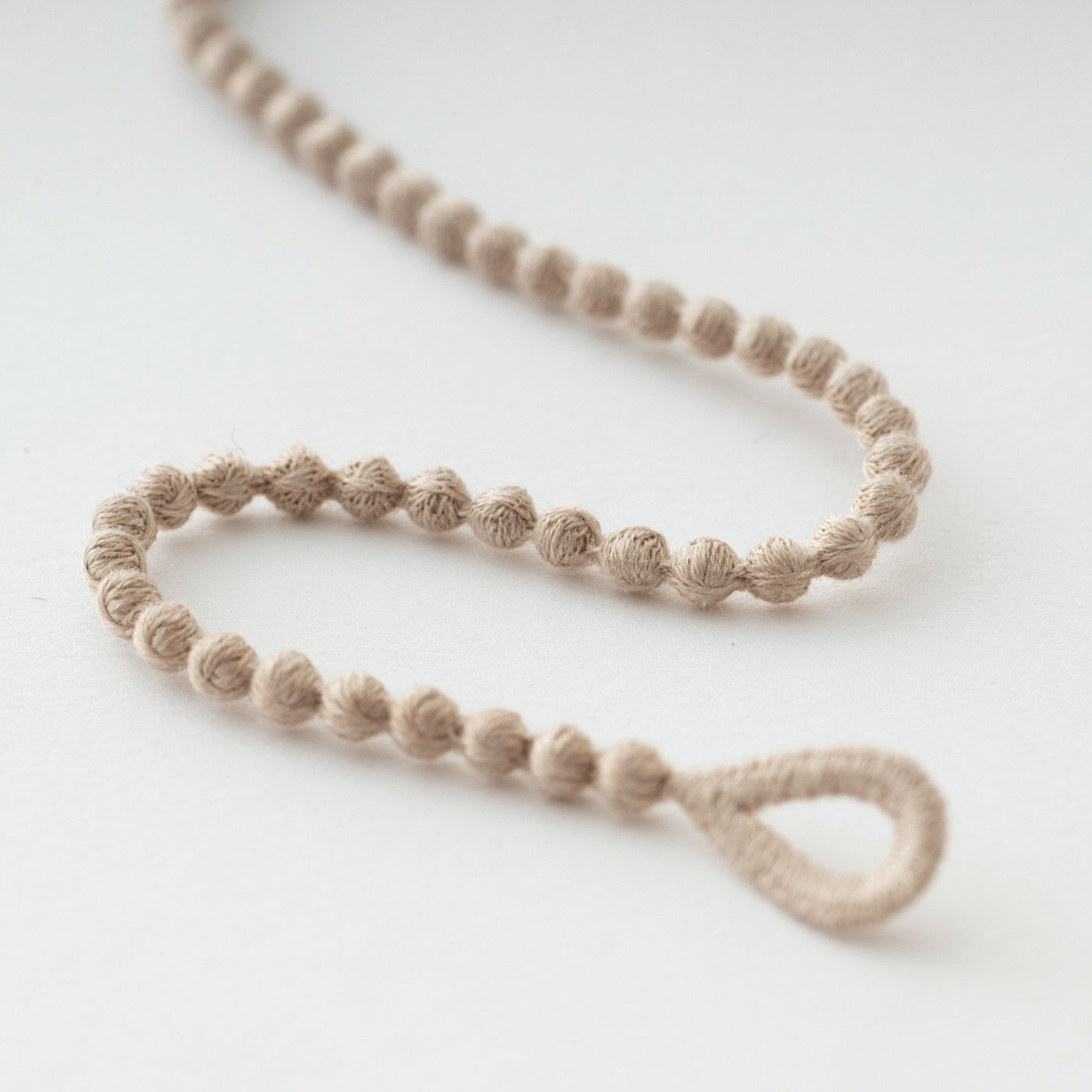 ＆Stories|群馬の老舗刺繍工房が作った　糸の宝石のワルツネックレス〈モカブラウン〉 [日本製]