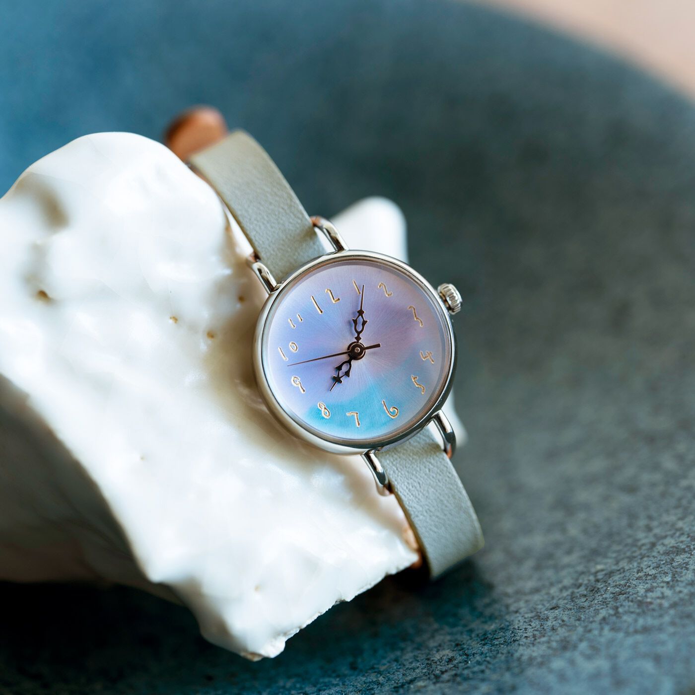 ＆Stories|金沢の時計職人が手掛けた　宵の空に見惚れる腕時計〈グレー〉|印象派の絵画や映画のワンシーンのような景色を閉じ込めた腕時計を、金沢にある時計工房と一緒に作りました。