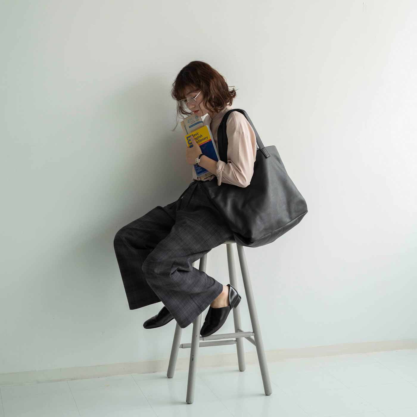 ＆Stories|福岡の鞄作家が作った 職人本革のホエールトートバッグ〈ブラック〉|やわらかい革だから、大きくてもかわいい印象。