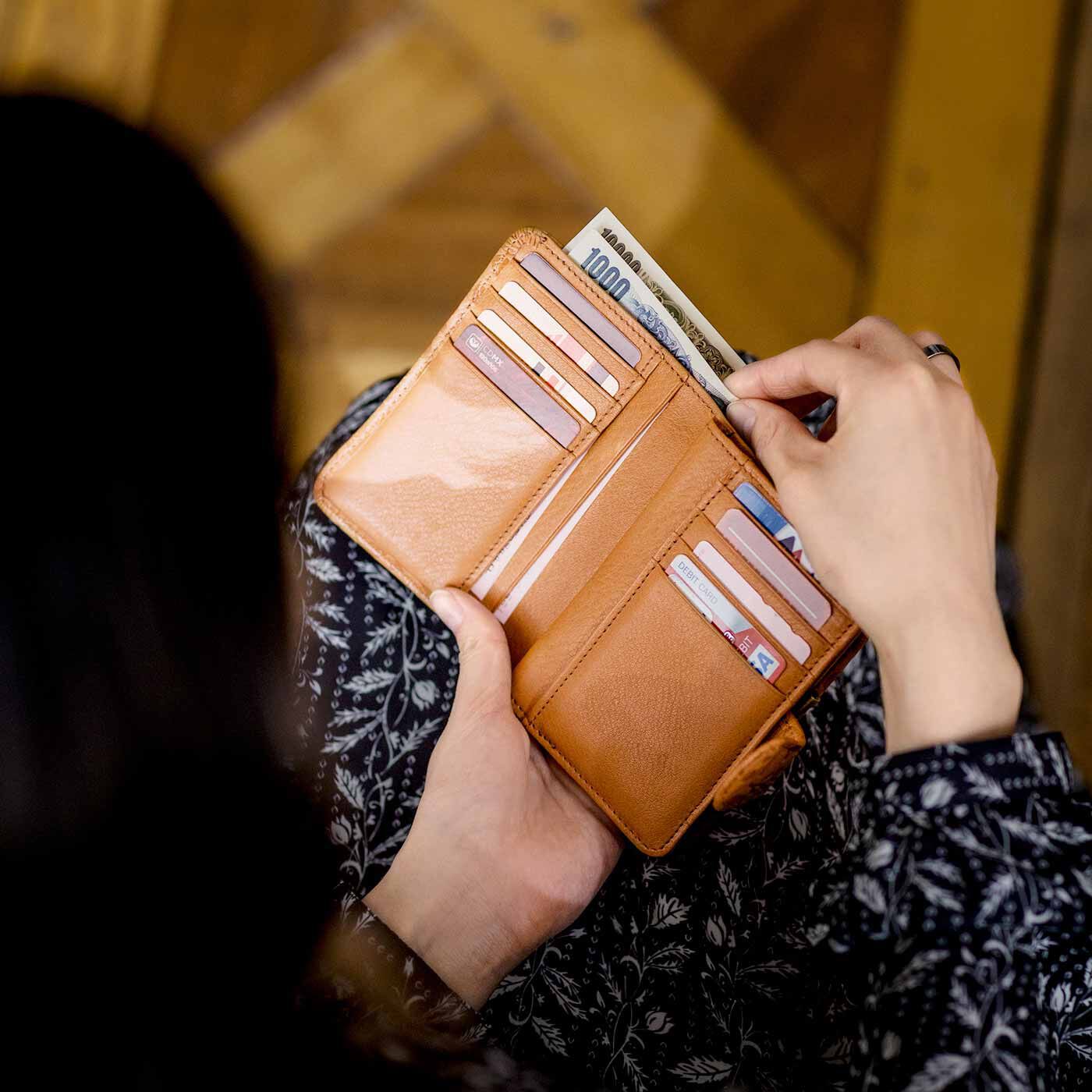 ＆Stories|イラストレーターと作った　職人本革の刻印折り財布〈キャメル〉|ロングセラーの折り財布は、小銭が出し入れしやすいがま口タイプ。手にちょうど収まるコンパクトなサイズ感が使いやすく、人気のモデルです。