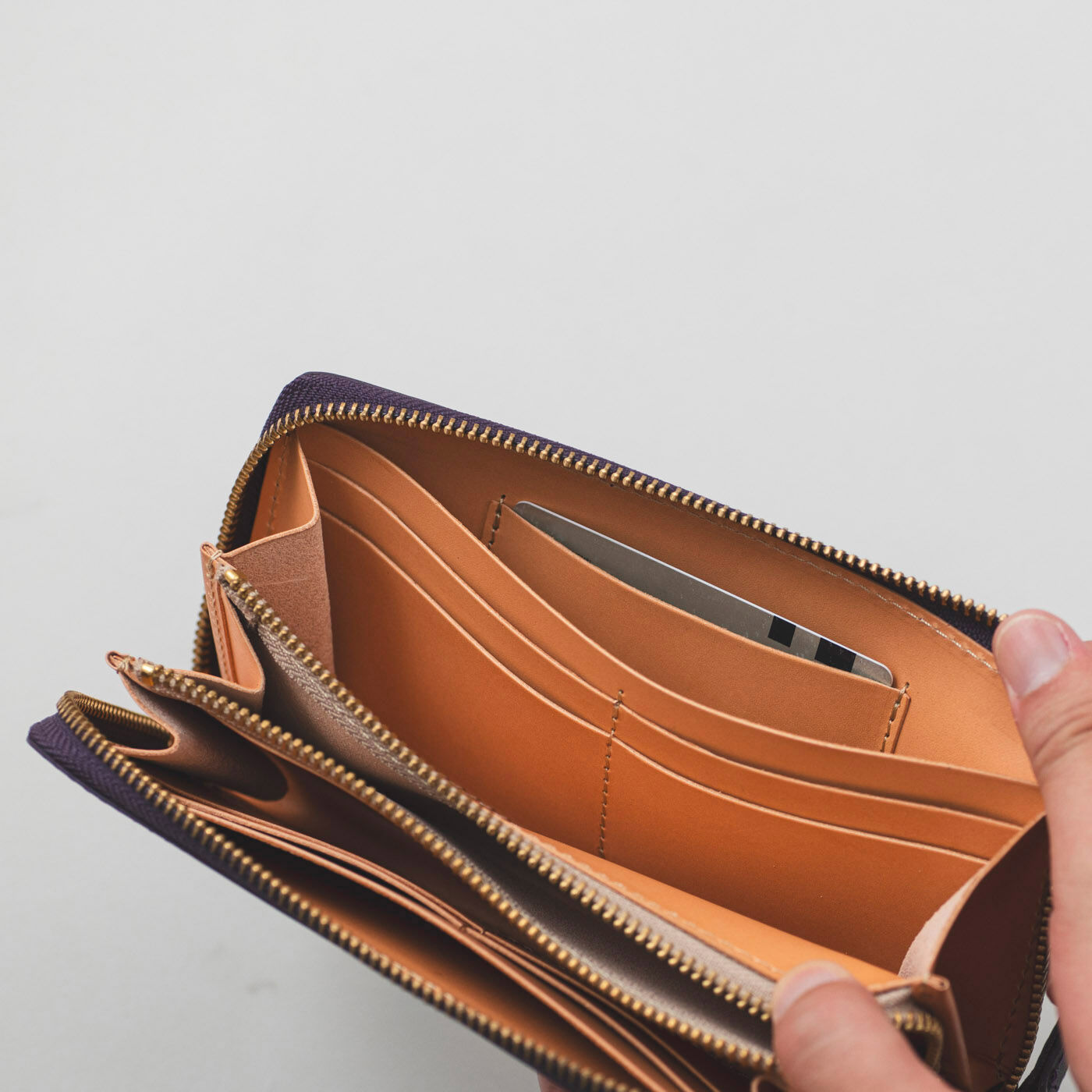 ＆Stories|福岡の鞄作家と作った 職人本革のカフェウォレット〈グレープ色〉|入れたままタッチできるICカードポケットが1個。