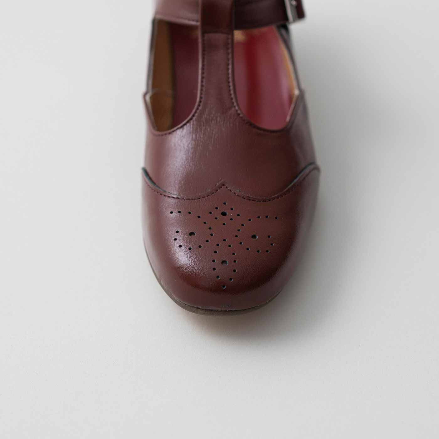 ＆Stories|靴デザイナーが欲しかった　職人本革のライトステップシューズ〈レッドブラウン〉|つま先には穴飾りをあしらってアクセントに。