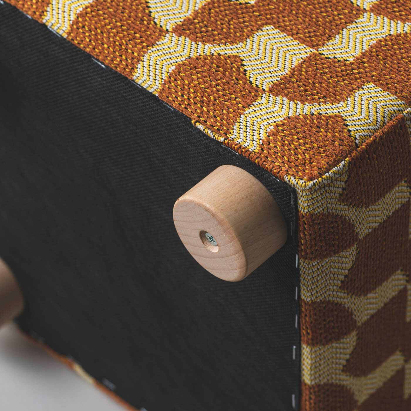 ＆Stories|テキスタイルデザイナーと家具職人が作った 播州ジャカード織のスツール〈レモンティー色〉|付属のフェルトシートを貼ってご使用いただけます。