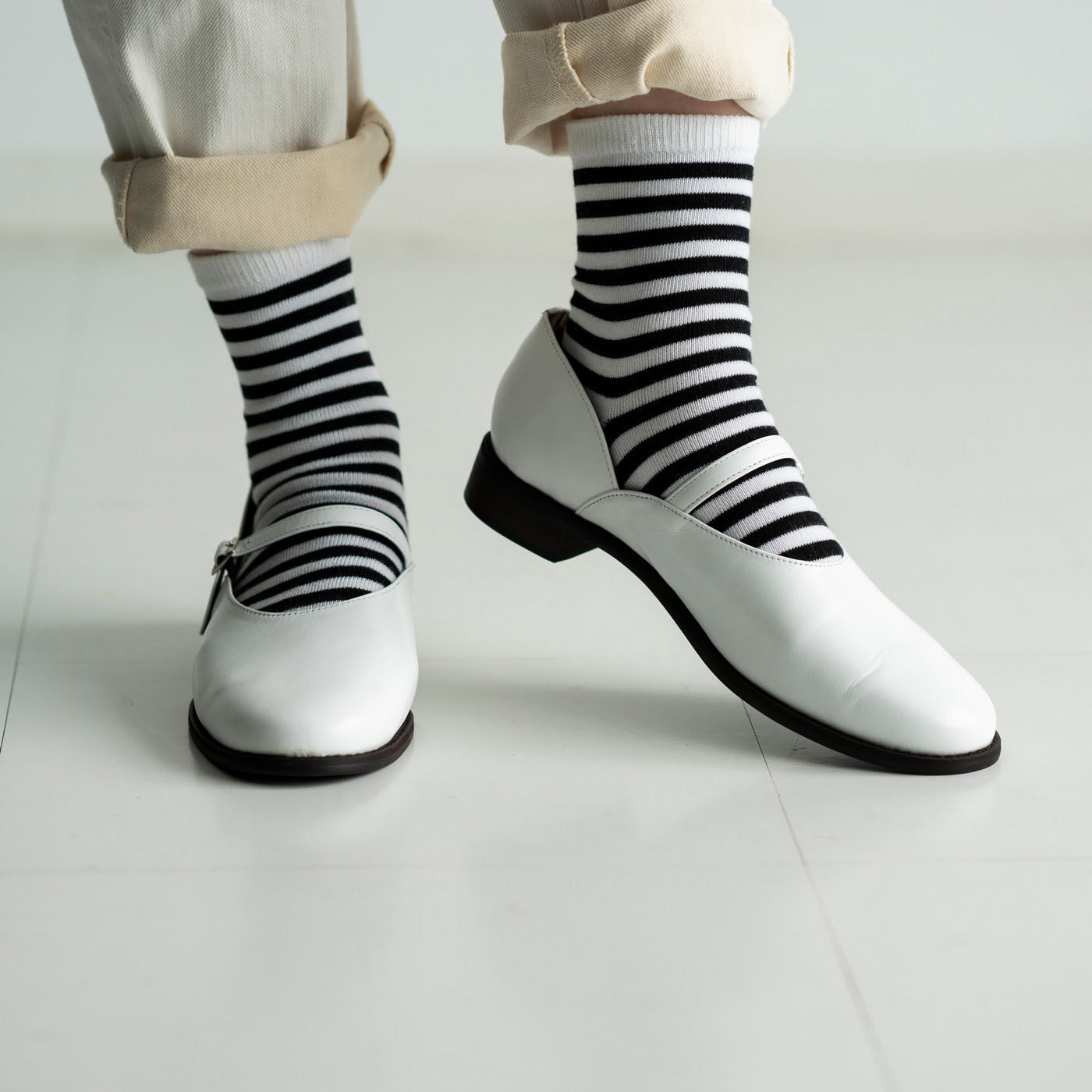 ＆Stories|靴デザイナーの理想で作った 職人本革のレジェルテシューズ〈ホワイト〉|どこから見ても美しい、端正な表情が魅力のシューズ。