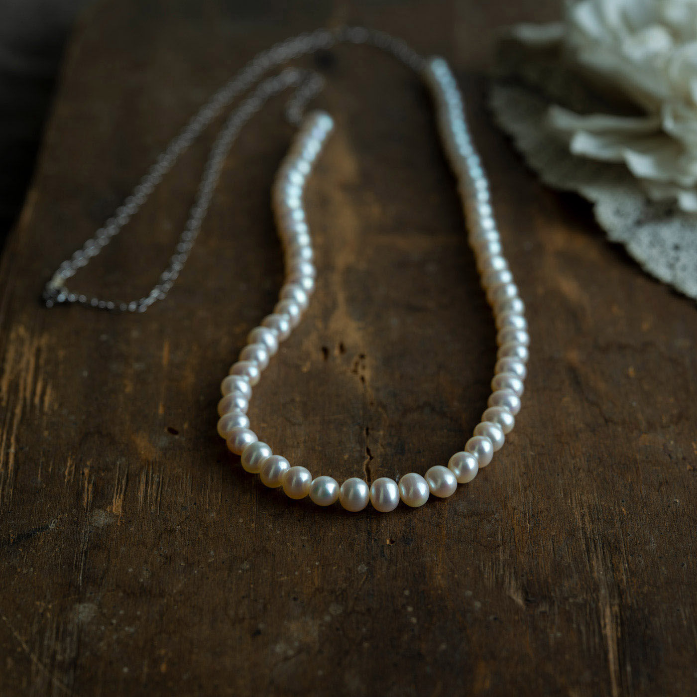 ＆Stories|神戸の老舗真珠メーカーが手掛けた 淡水パールのチェーンネックレス〈シルバー925〉|神戸の老舗真珠メーカーさんが、日常使いにちょうどいい品質のパールを厳選し、ロングネックレスを作ってくれました。