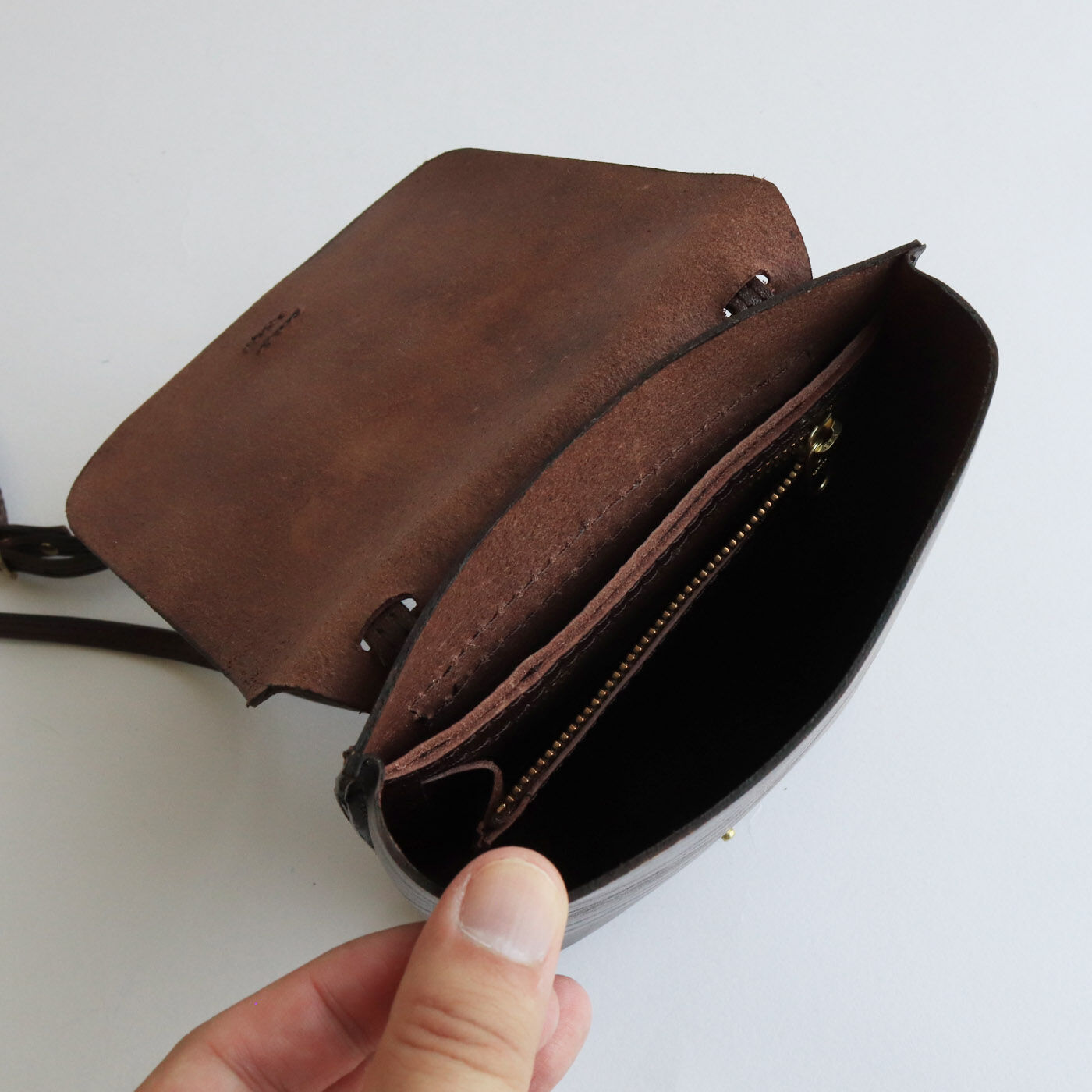 ＆Stories|福岡の鞄作家と作った 職人本革のアーネストバッグ〈ウッドブラウン〉|中面は鍵などの収納に便利なファスナーポケット付き。
