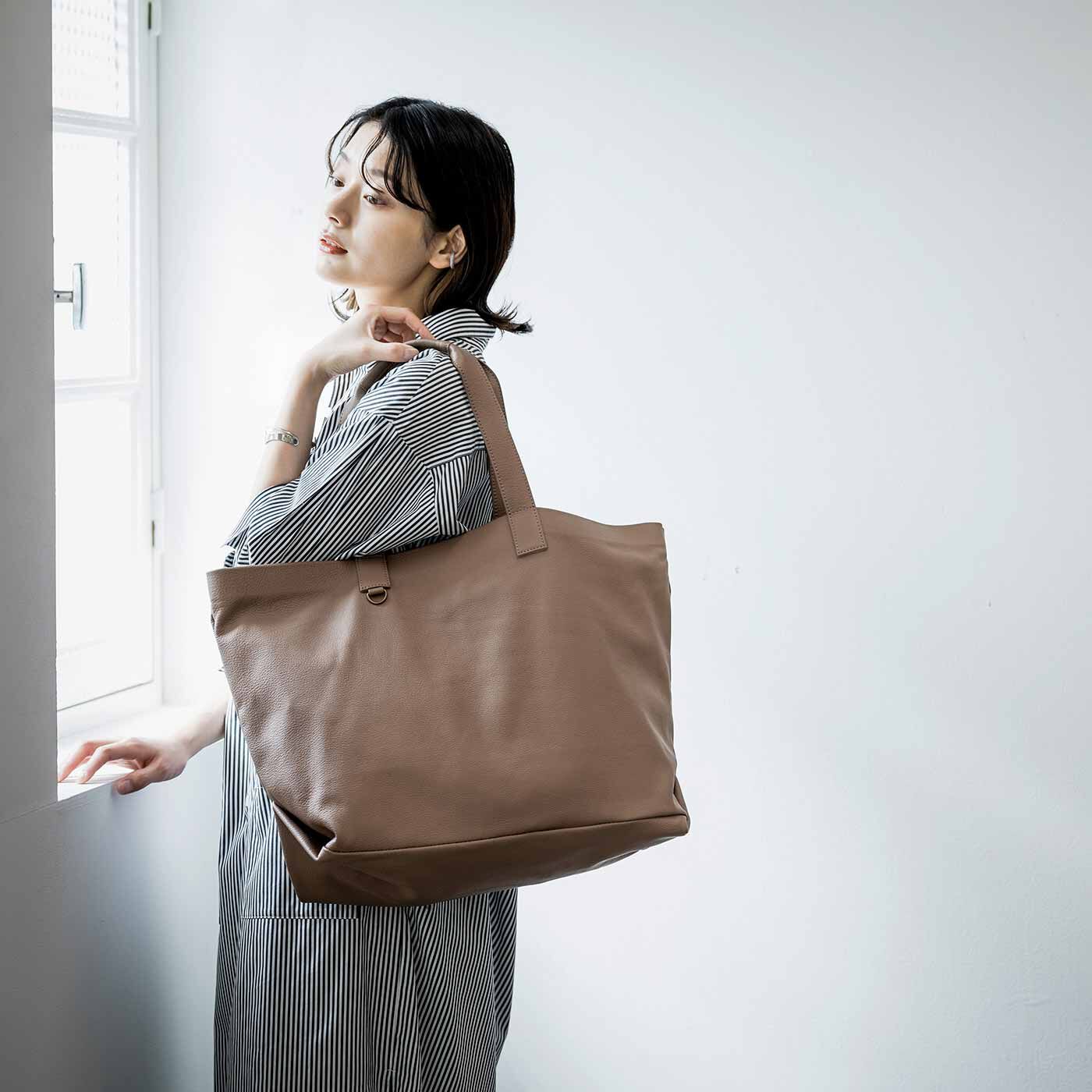 ＆Stories|福岡の鞄作家と作った　　職人本革のホエールトートバッグ〈グレージュ〉|福岡の鞄作家・岡政孝さんが作る、おおらかでどこか愛嬌のあるバッグ。しなやかな革が自然に体に寄り添います。