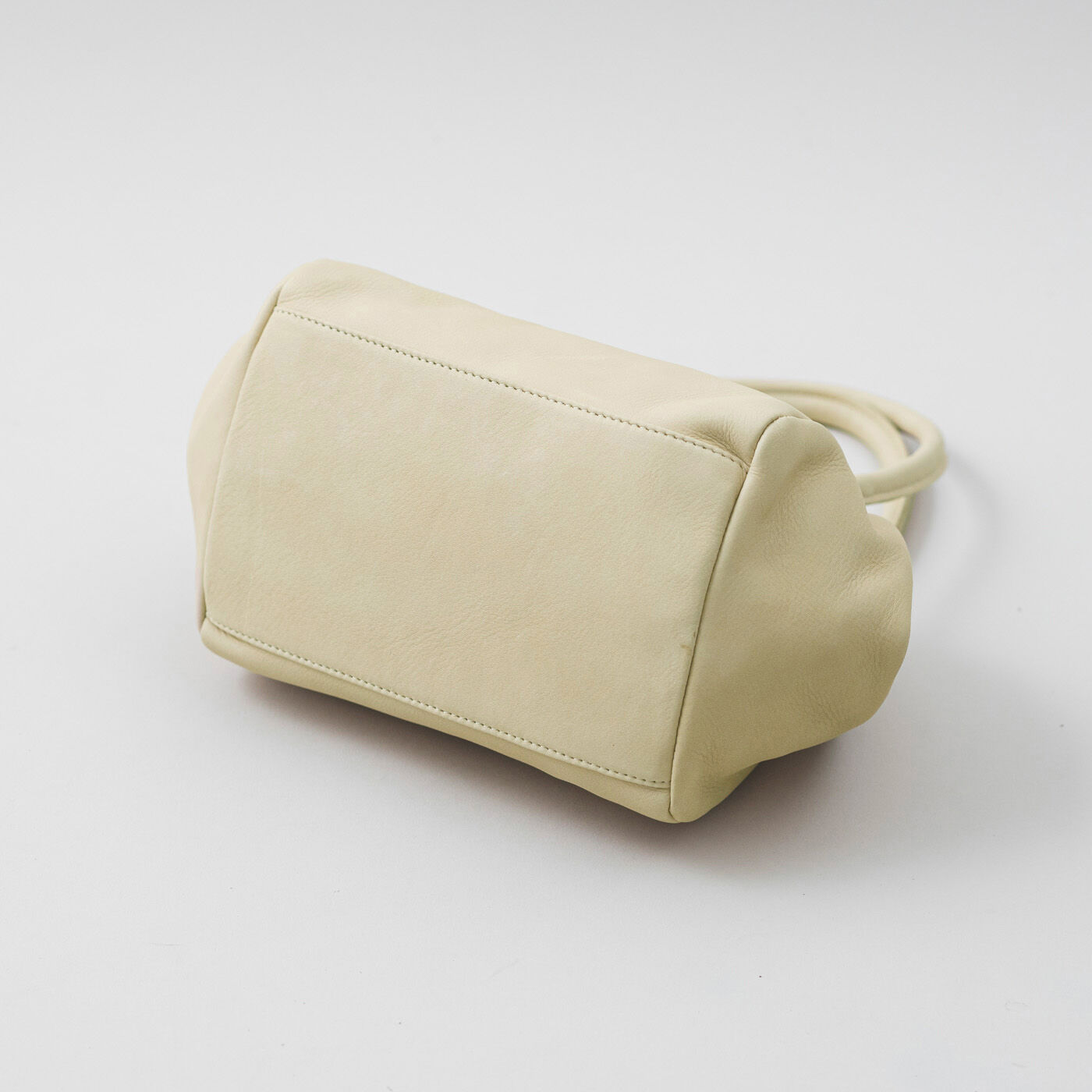 ＆Stories|鞄デザイナーとプランナー山猫が作った 職人本革のテタールバッグ〈メレンゲ色〉|底面にもまちをしっかり付けました。