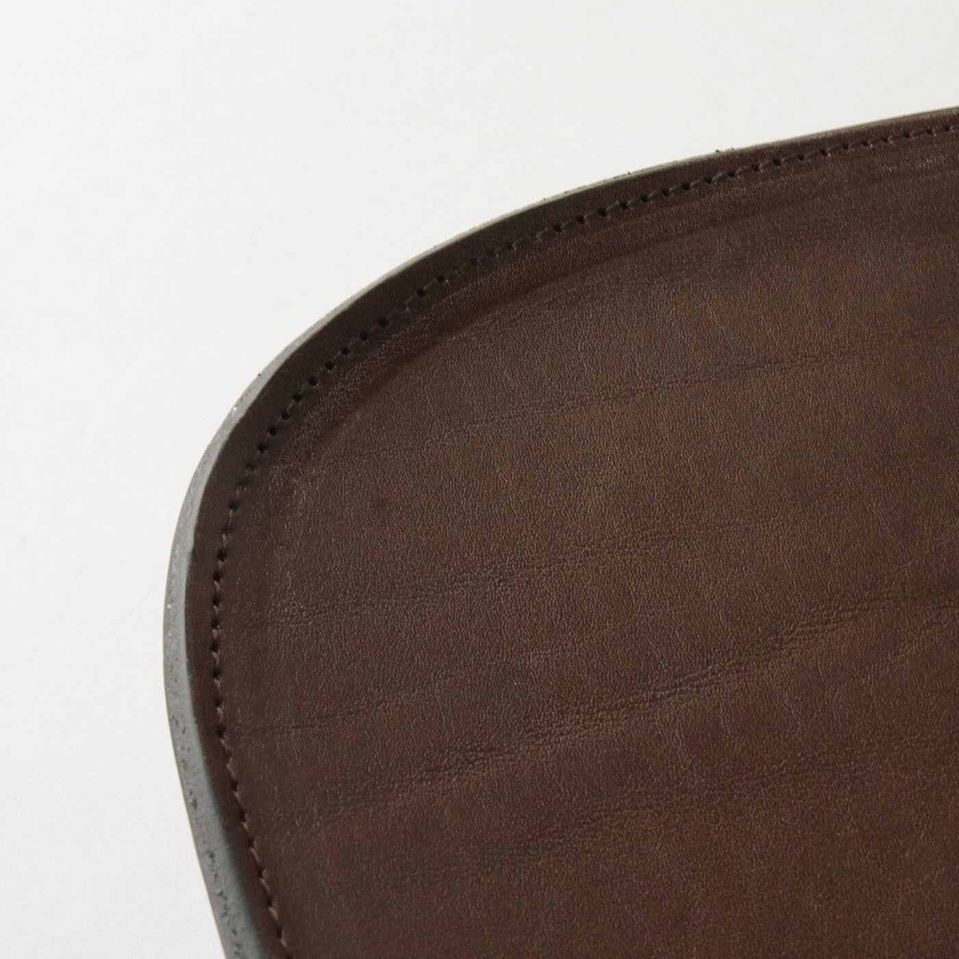 ＆Stories|福岡の鞄作家と作った 職人本革のフォートバッグ〈ウッドブラウン〉[本革　鞄：日本製]|アウトステッチという、縫い目が外側に出る縫製で仕上げています。　※鞄の表面のステッチ横についた線状の「跡」があります。これは革材の厚みを調整する漉き加工時についくものです。今回のバッグのように厚めの革だと避けることのできない跡です。