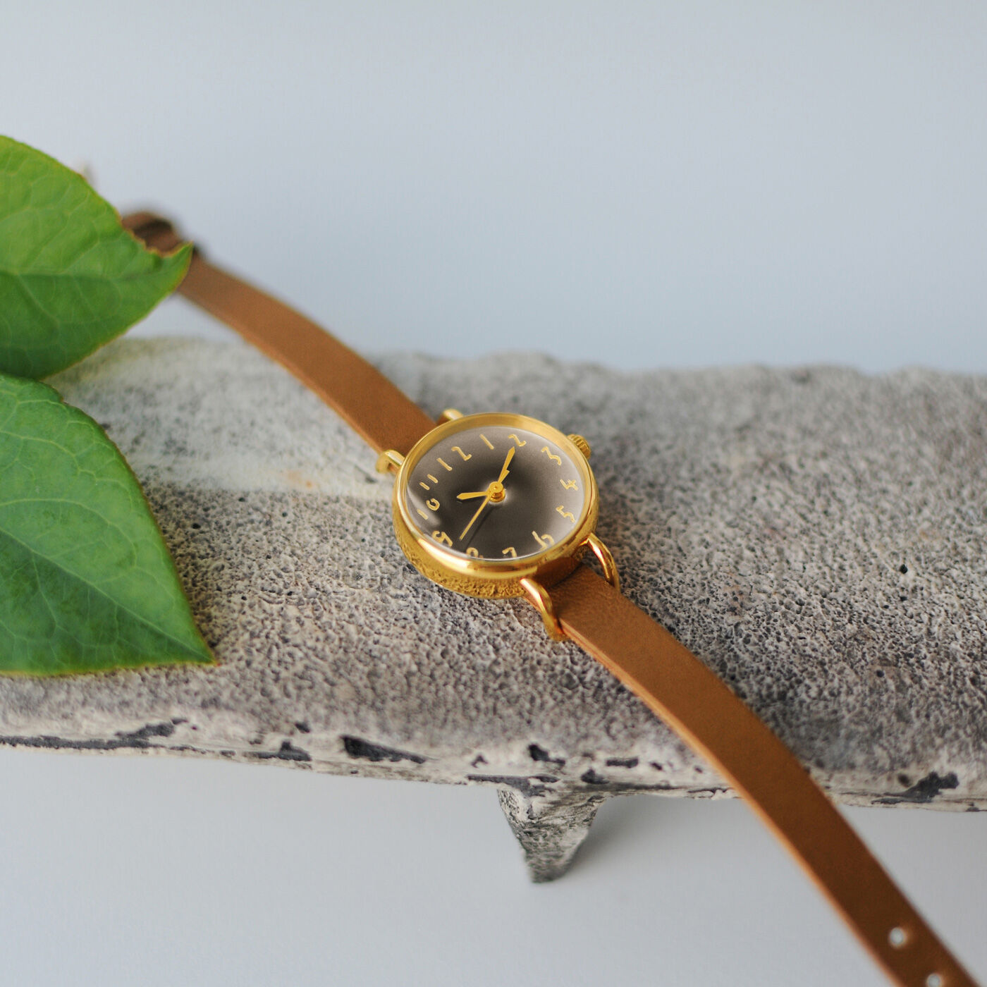 ＆Stories|金沢の時計職人が手掛けた　想い出の珈琲に見惚れる腕時計（モカ色）