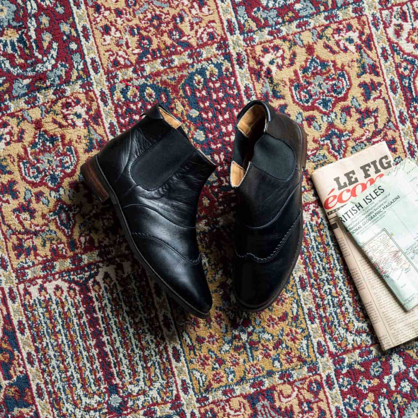 ＆Stories|長田靴職人の本革仕立て 凛々しいサイドゴア レザーブーツ〈ブラック〉[本革 ブーツ：日本製]|色はきりりと足元を引き締めるクラシックなブラック。
