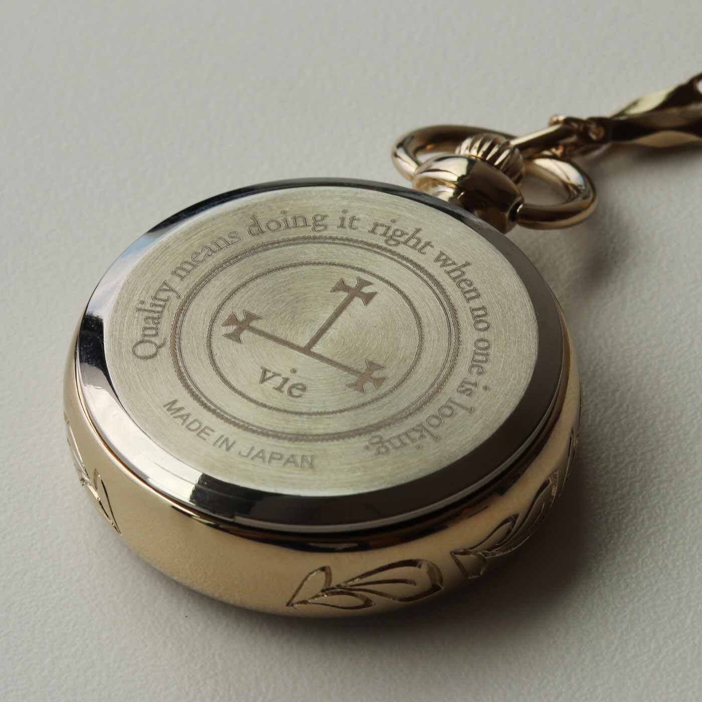 ＆Stories|滋賀の時計工房と作った アールデコ調の懐中時計〈シャンパンゴールド〉|裏面には、モノづくりにまつわるヘンリー・フォードの名言をレーザー刻印。