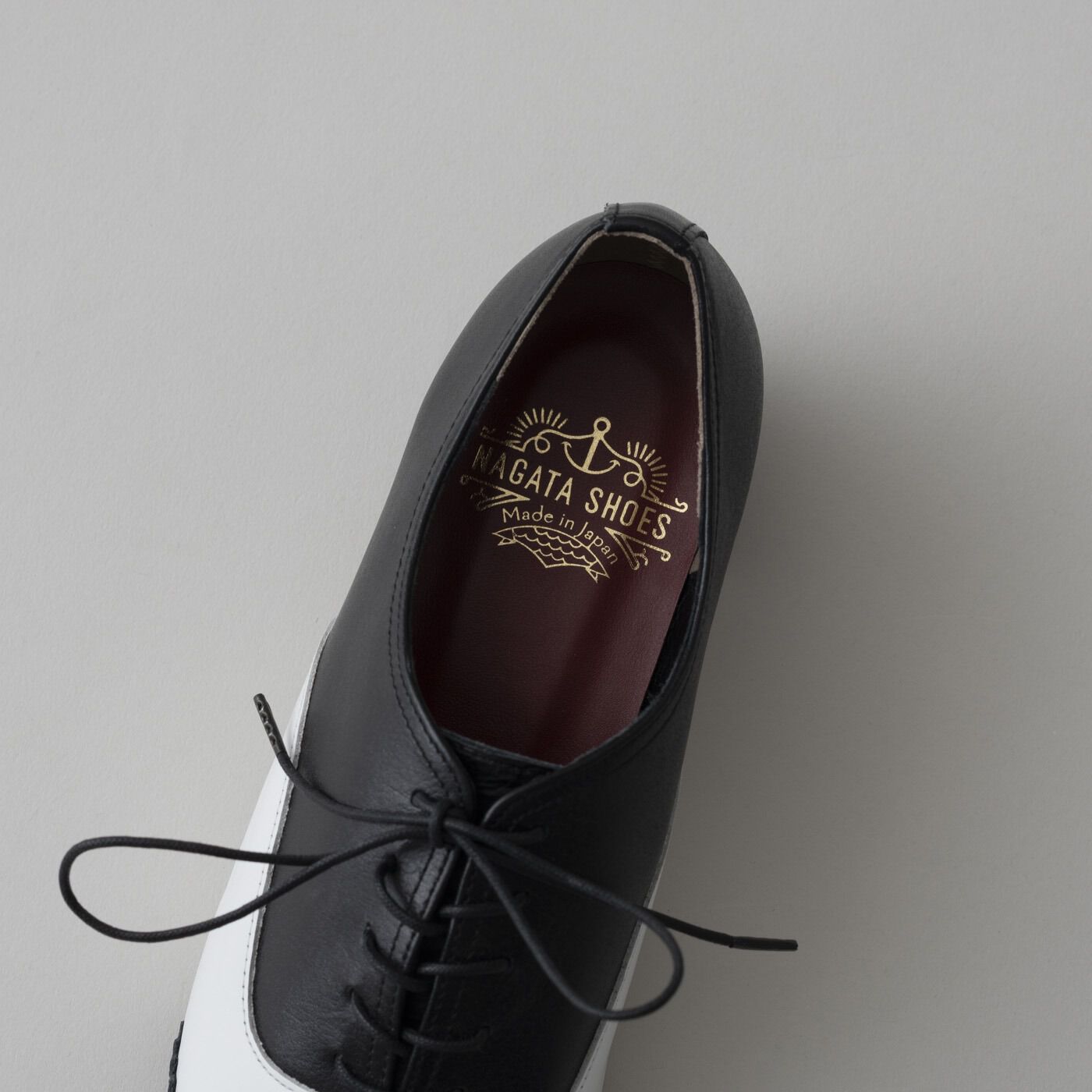 ＆Stories|長田の靴メーカーと作った　職人本革のレースアップシューズ〈ブラック×ホワイト〉|中敷きは、ドラマティックなワインレッド色。