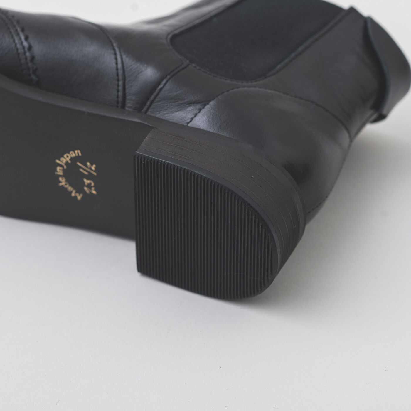 ＆Stories|長田の靴メーカーと作った 職人本革のサイドゴアブーツ〈ブラック〉