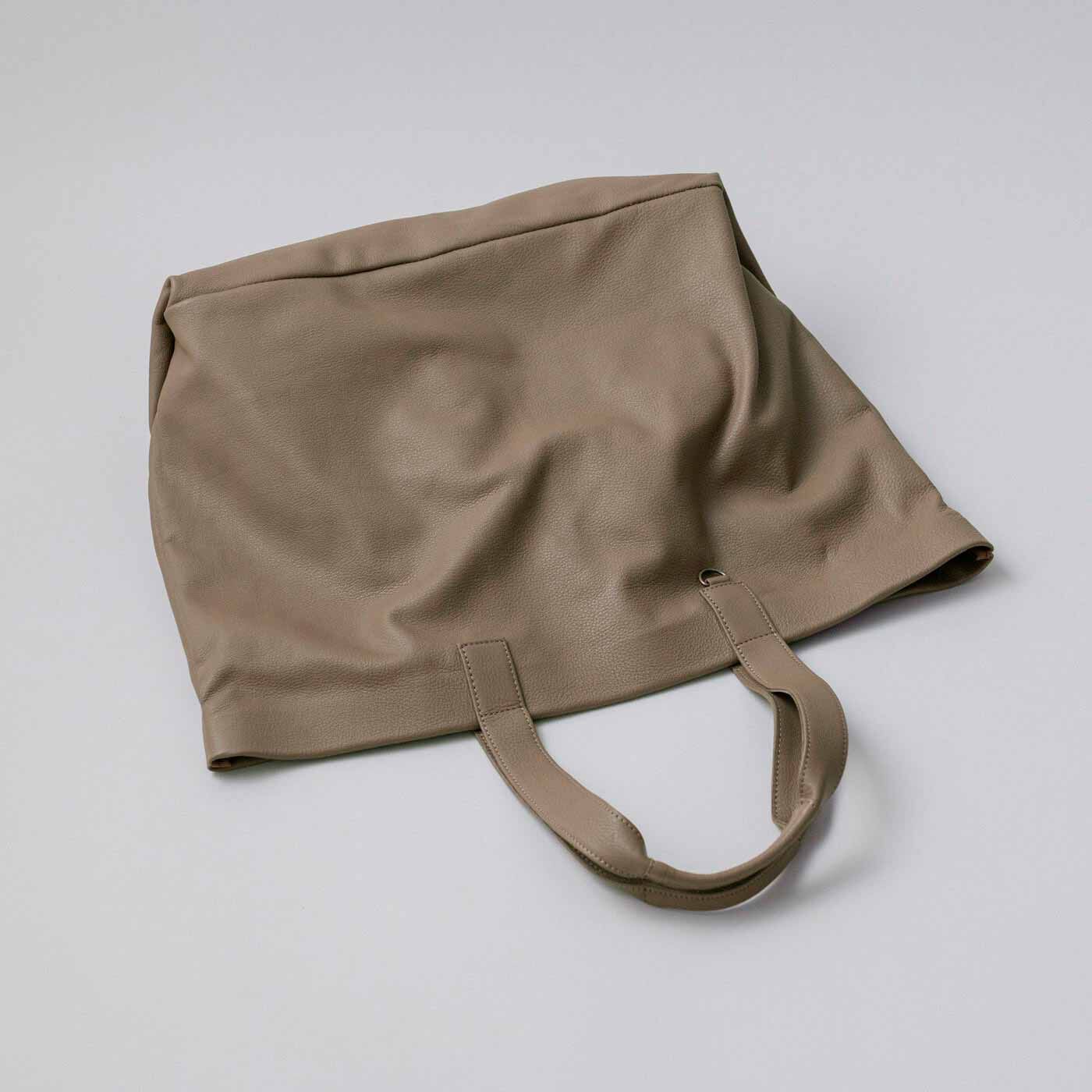＆Stories|福岡の鞄作家と作った　　職人本革のホエールトートバッグ〈グレージュ〉|革なのに、布バッグのようなやわらかさ。