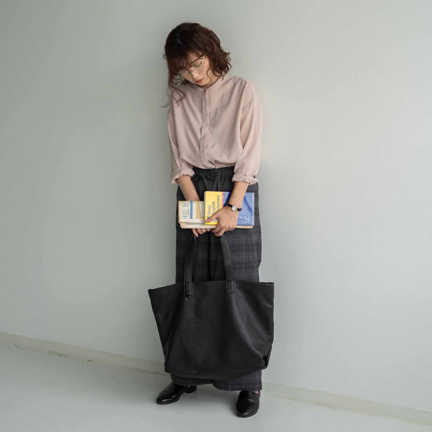 ＆Stories|福岡の鞄作家が作った 職人本革のホエールトートバッグ〈ブラック〉|肩に掛けても手に持ってもちょうどよい持ち手の長さ。