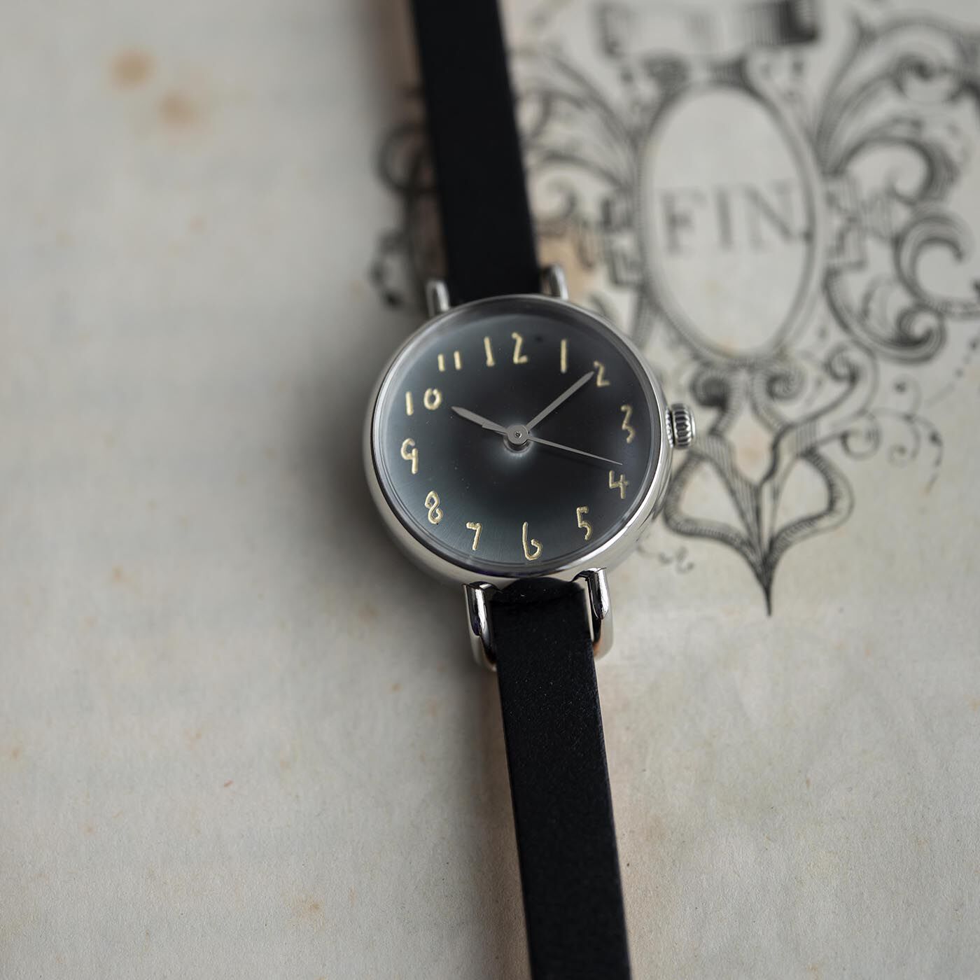 ＆Stories|金沢の時計職人が手掛けた　夜空に見惚れる腕時計〈黒鍵色〉[時計：日本製]|惹き込まれていく夜空の黒色をイメージした時計を、金沢にある時計工房と一緒に作りました。