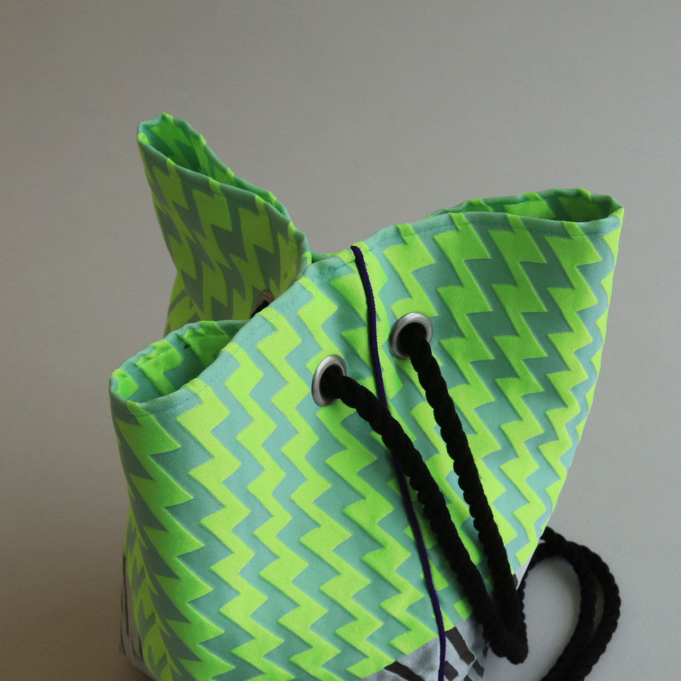 ＆Stories|テキスタイルデザイナーと作った 播州織のダズリングバッグ〈ナイトネオン〉