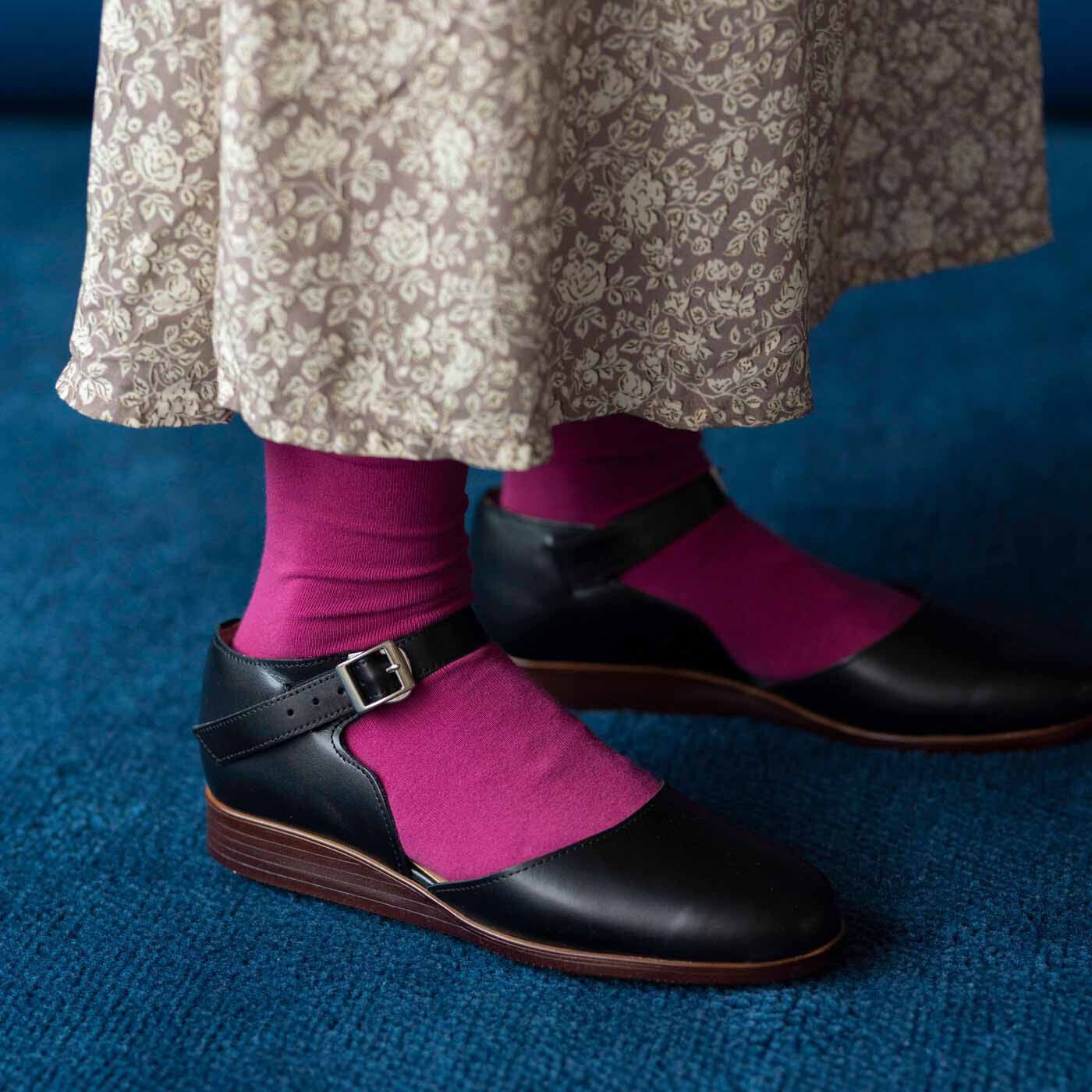 ＆Stories|長田靴職人が叶えた 本革ストラップトウシューズ〈ブラックキャット〉[本革 靴：日本製]|ほっそり華奢な足もとを演出します。ソールは厚みのあるゴム製で、歩きやすさもばっちり。