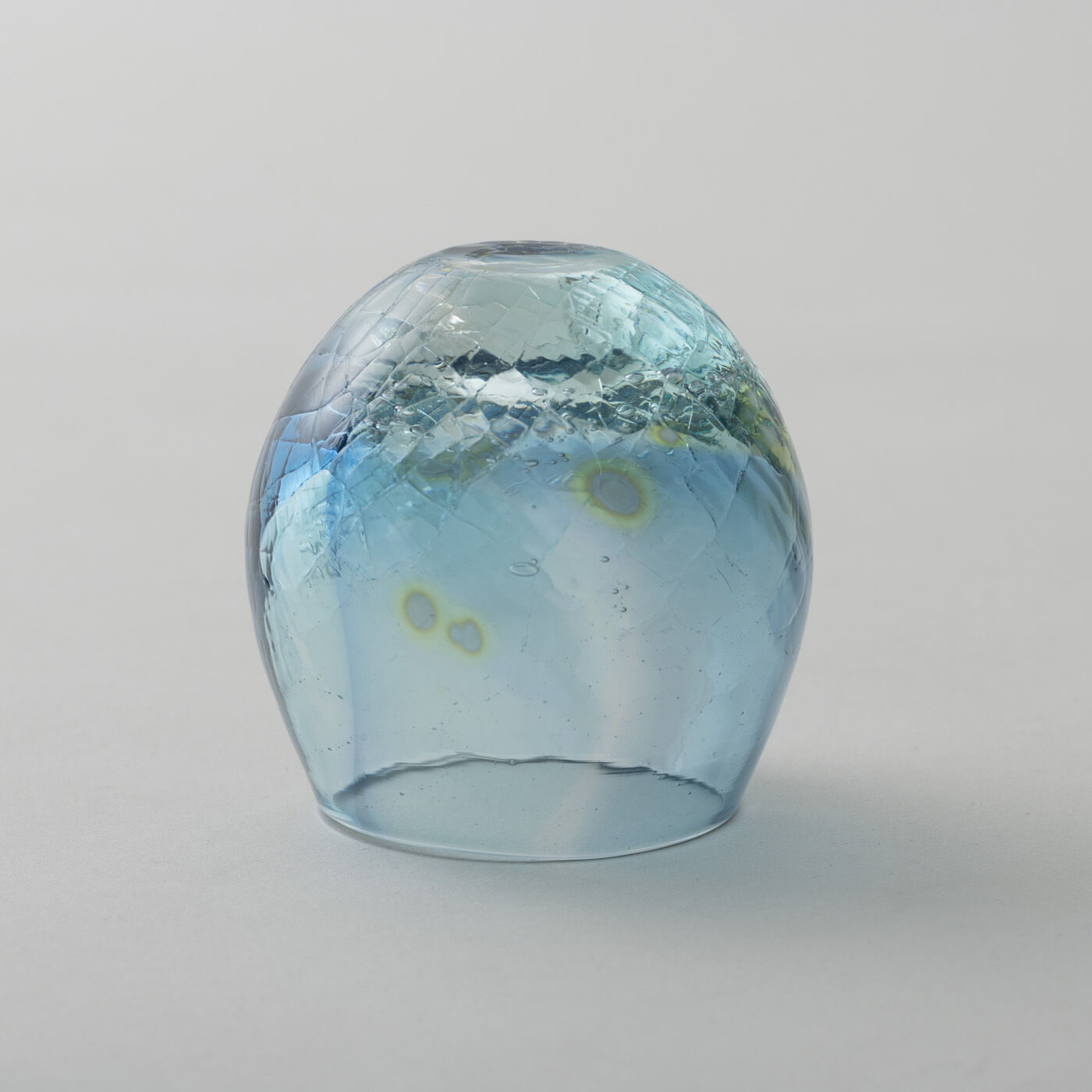 ＆Stories|小田原のガラス職人が作った　海の色が溶け込んだ宙吹きグラス〈丸型〉|グラスの底を真円になるように研磨して、月のまわりまでやわらかく輝く様子を再現。