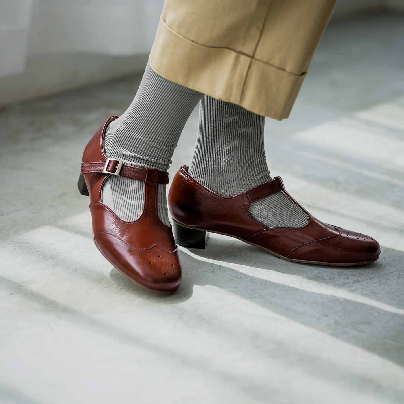＆Stories|靴デザイナーが欲しかった　職人本革のライトステップシューズ〈レッドブラウン〉|Tストラップに包まれていると足がほっそり見えるから、この靴を履いていると自分の足に何度も見惚れてしまいます。