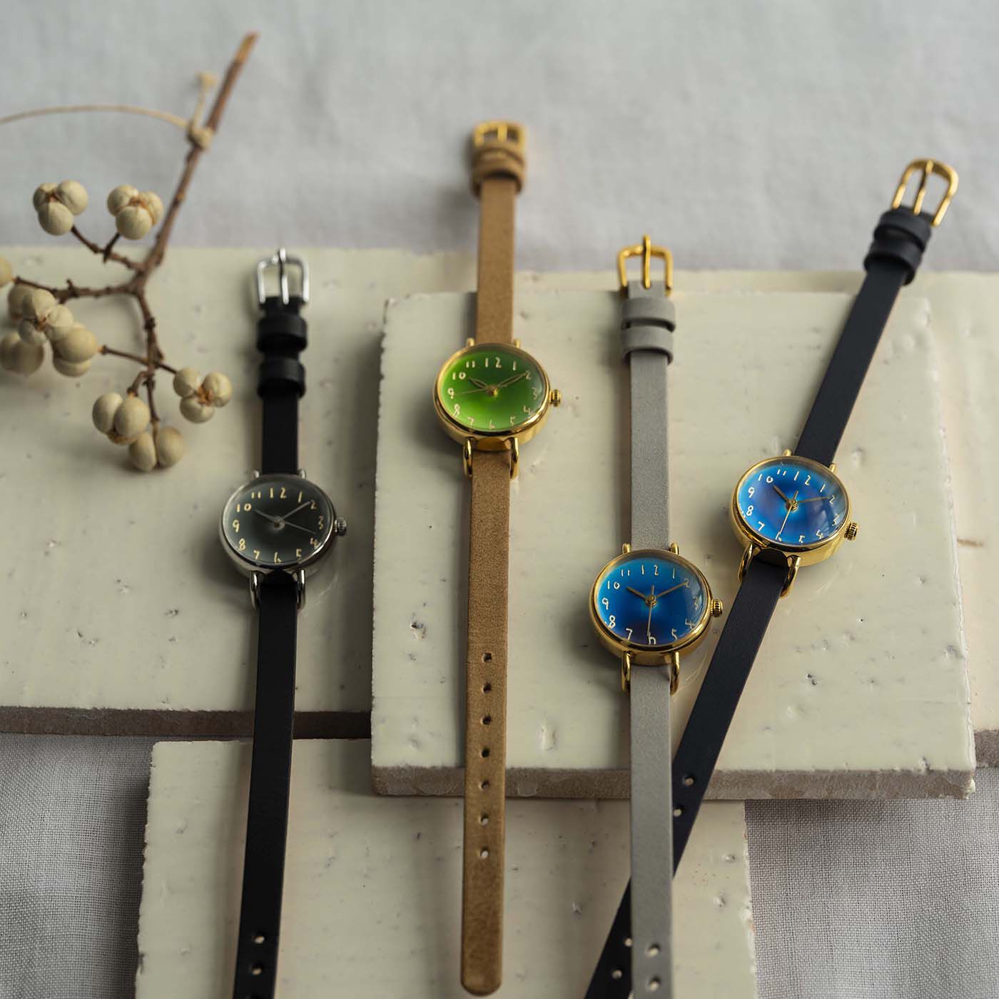 ＆Stories|金沢の時計職人が手掛けた　夜空に見惚れる腕時計〈黒鍵色〉[時計：日本製]|これからの季節の中で時を一緒に刻んでいくのが楽しみになる、そんなシリーズです。
