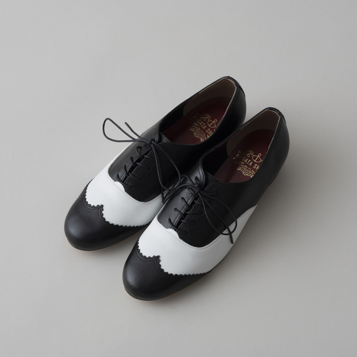 ＆Stories|長田の靴メーカーと作った　職人本革のレースアップシューズ〈ブラック×ホワイト〉|幅広・甲高の足も気持ちよく包み込むデザイン。
