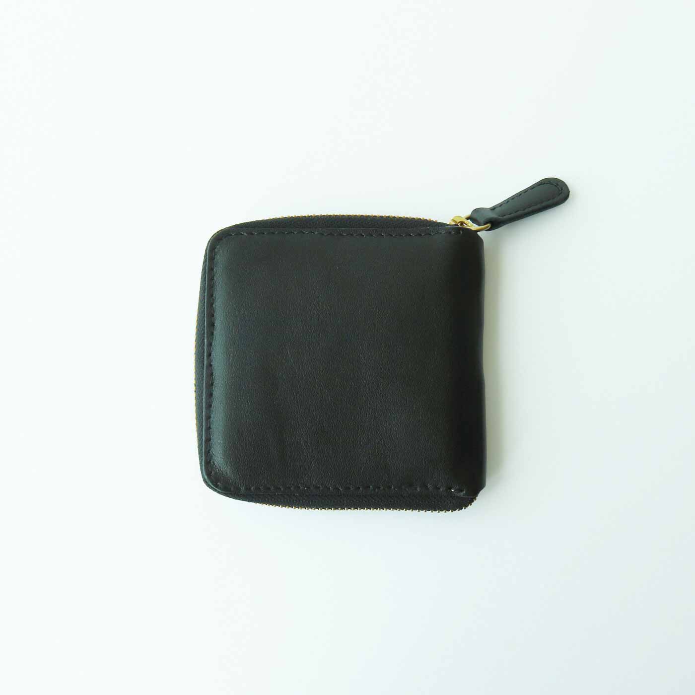 ＆Stories|福岡の鞄作家と作った 職人本革のラウンドジップ折り財布〈ブラック〉|表はクロームでなめした定番のブラックレザーです。革でバックなどに使うことの多い革なので、傷や大きなシワは少なめです。