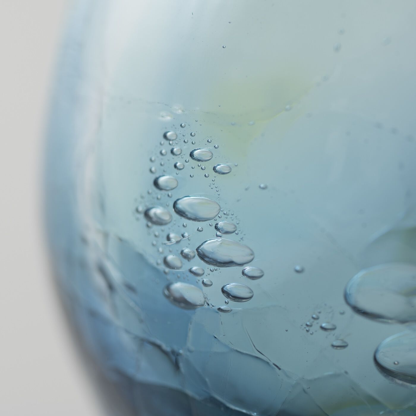 ＆Stories|小田原のガラス職人が作った　海の色が溶け込んだ宙吹きグラス〈丸型〉