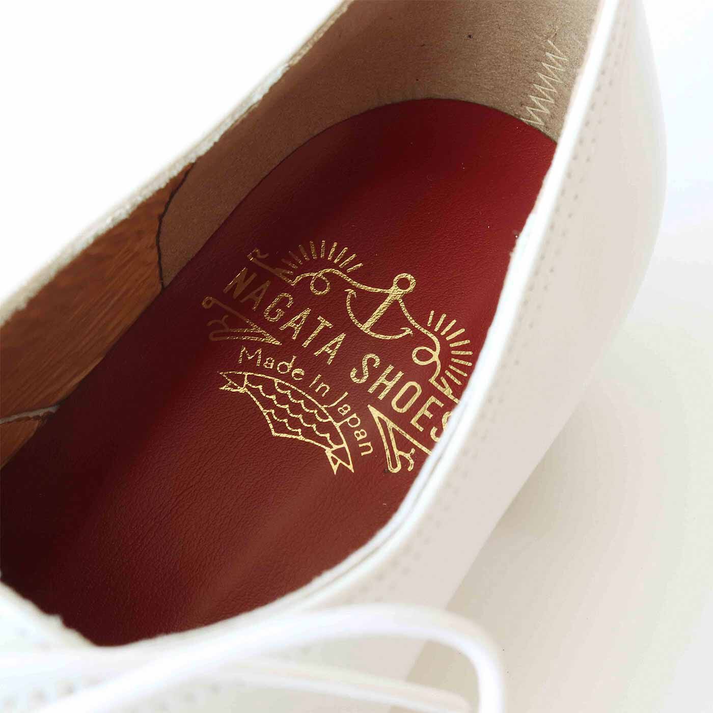 ＆Stories|長田の靴メーカーと作った 職人本革のレースアップシューズ〈ホワイト〉|新しくなった、ほんのり色気のあるワインレッドの中敷きにもご注目。