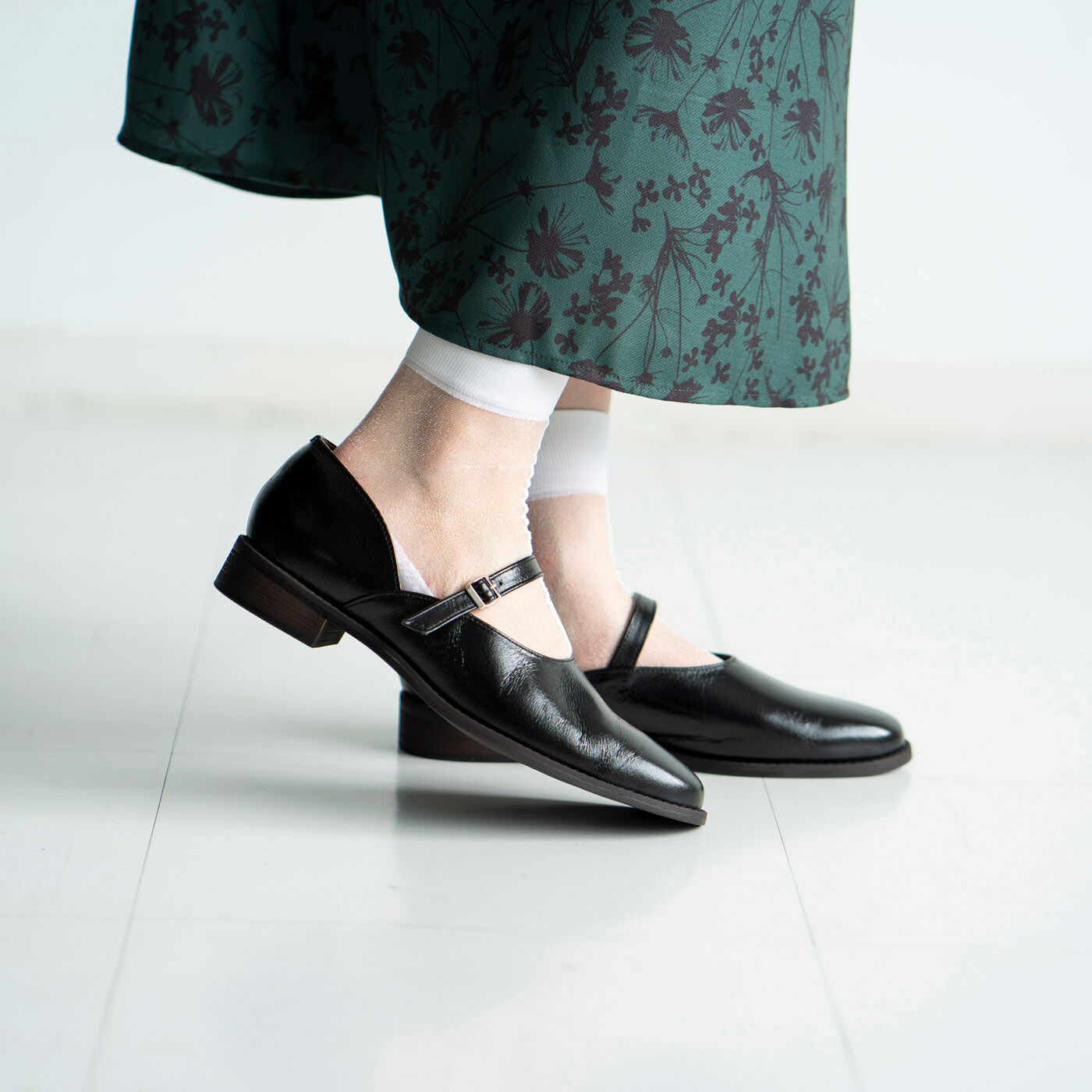 ＆Stories|靴デザイナーの理想で作った 職人本革のレジェルテシューズ〈ブラック〉|足をしっかりホールドし、ほっそり見せるレジェルテシューズ。