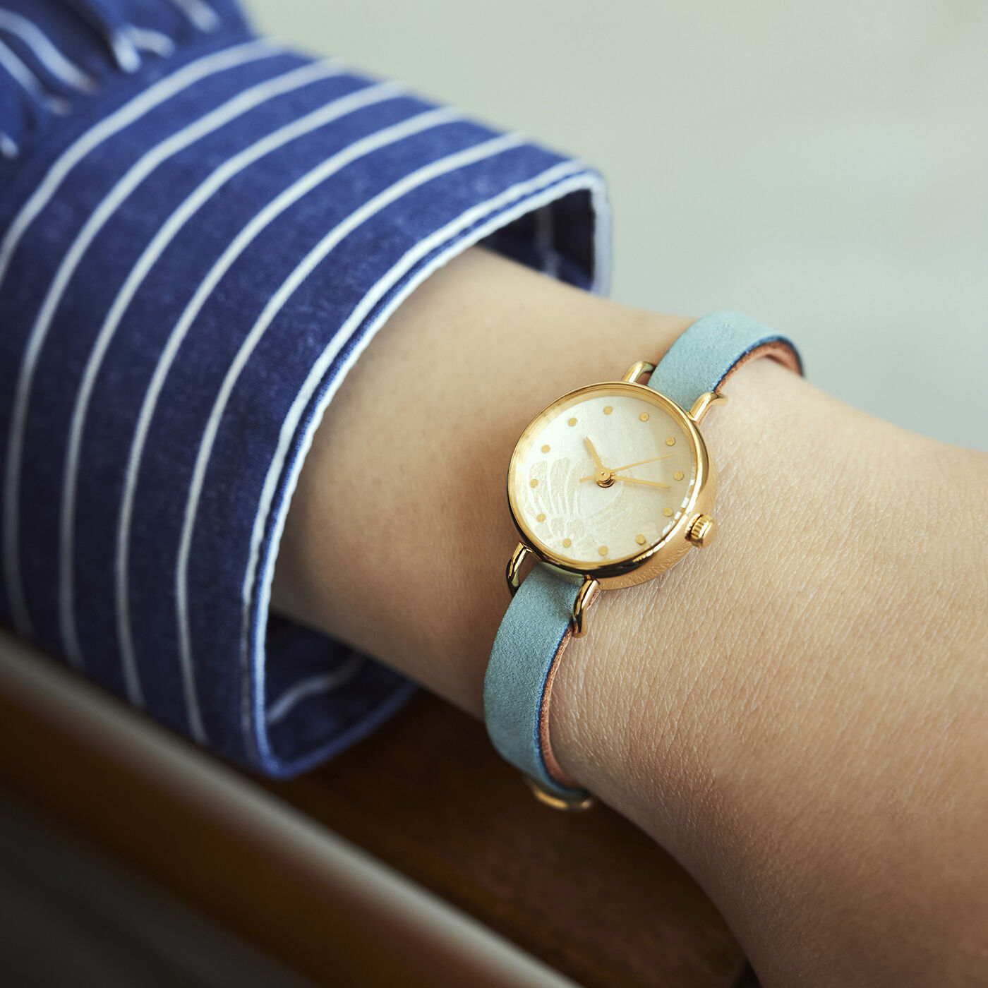 ＆Stories|金沢時計職人が手掛けた 紋切り臥蝶丸柄に見惚れる腕時計〈浅葱色〉[本革 時計：日本製]|ベルトの浅葱（あさぎ）色は装束の袴の色から選びました。