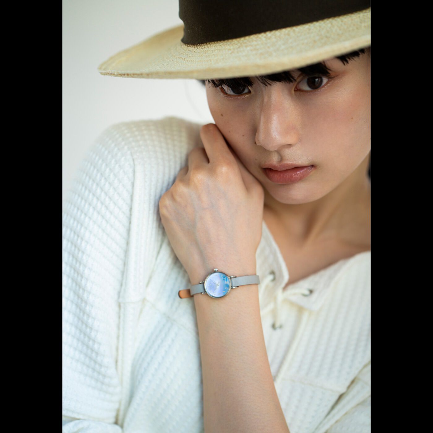 ＆Stories|金沢の時計職人が手掛けた　宵の空に見惚れる腕時計〈グレー〉|小ぶりな文字盤と華奢なレザーベルトの組み合わせは、どんな装いにも似合い、着けているのを忘れるほど軽やか。
