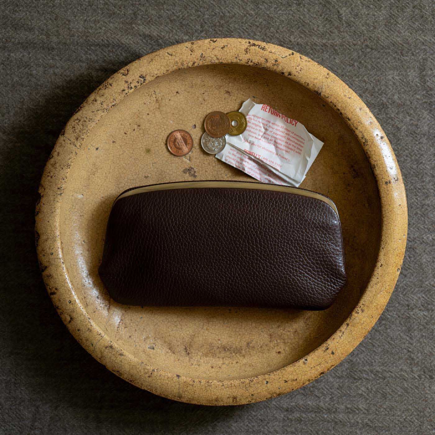＆Stories|奈良の財布職人が作った 職人本革のイタリアンレザーウォレット〈コーヒー色〉|金具を中に挟み込んだ、「天溝がま口」の長財布。クラッチバッグのような雰囲気があり、すっきりと洗練された印象です。