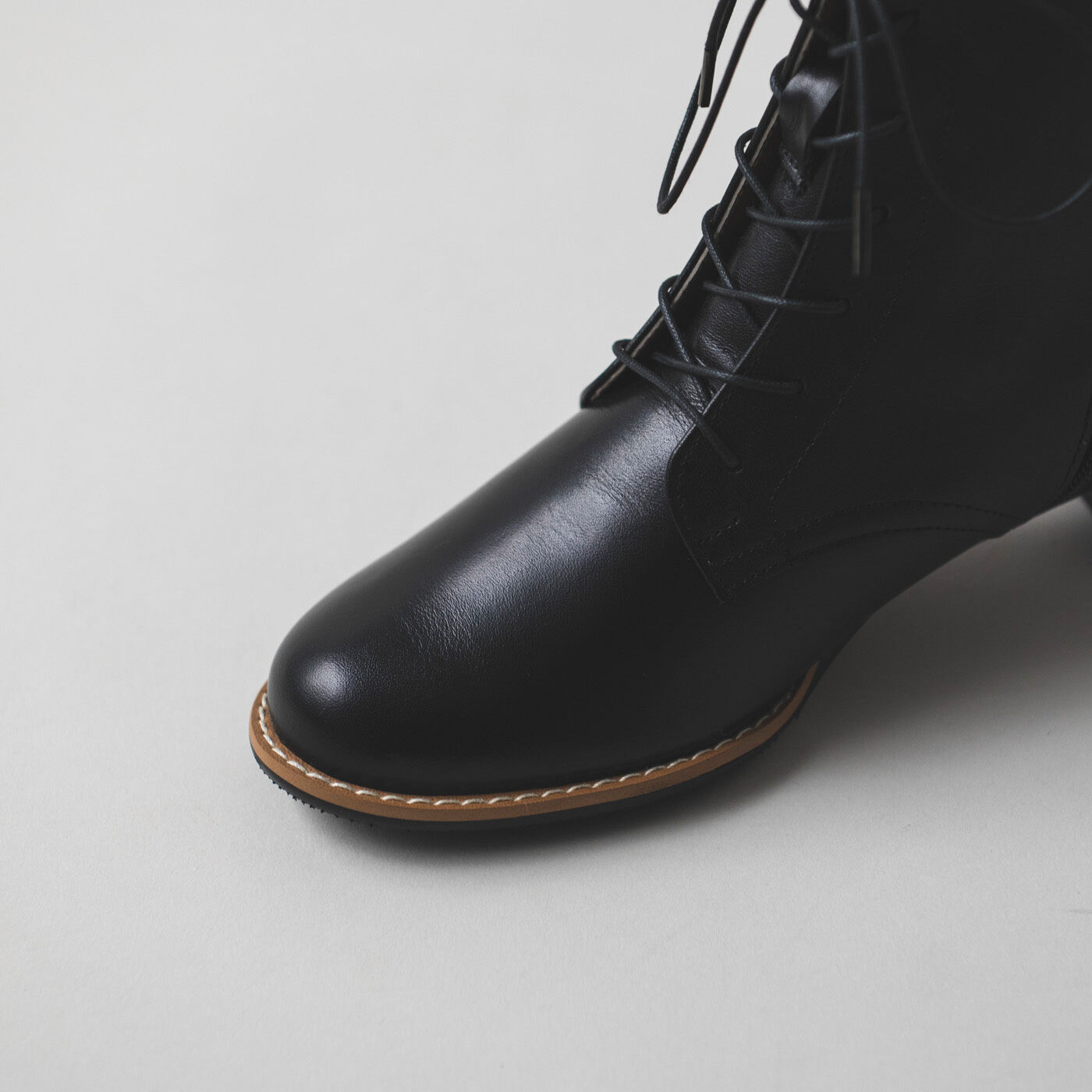 ＆Stories|長田の靴職人が作った 職人本革の凜とした編み上げブーツ〈ブラック〉