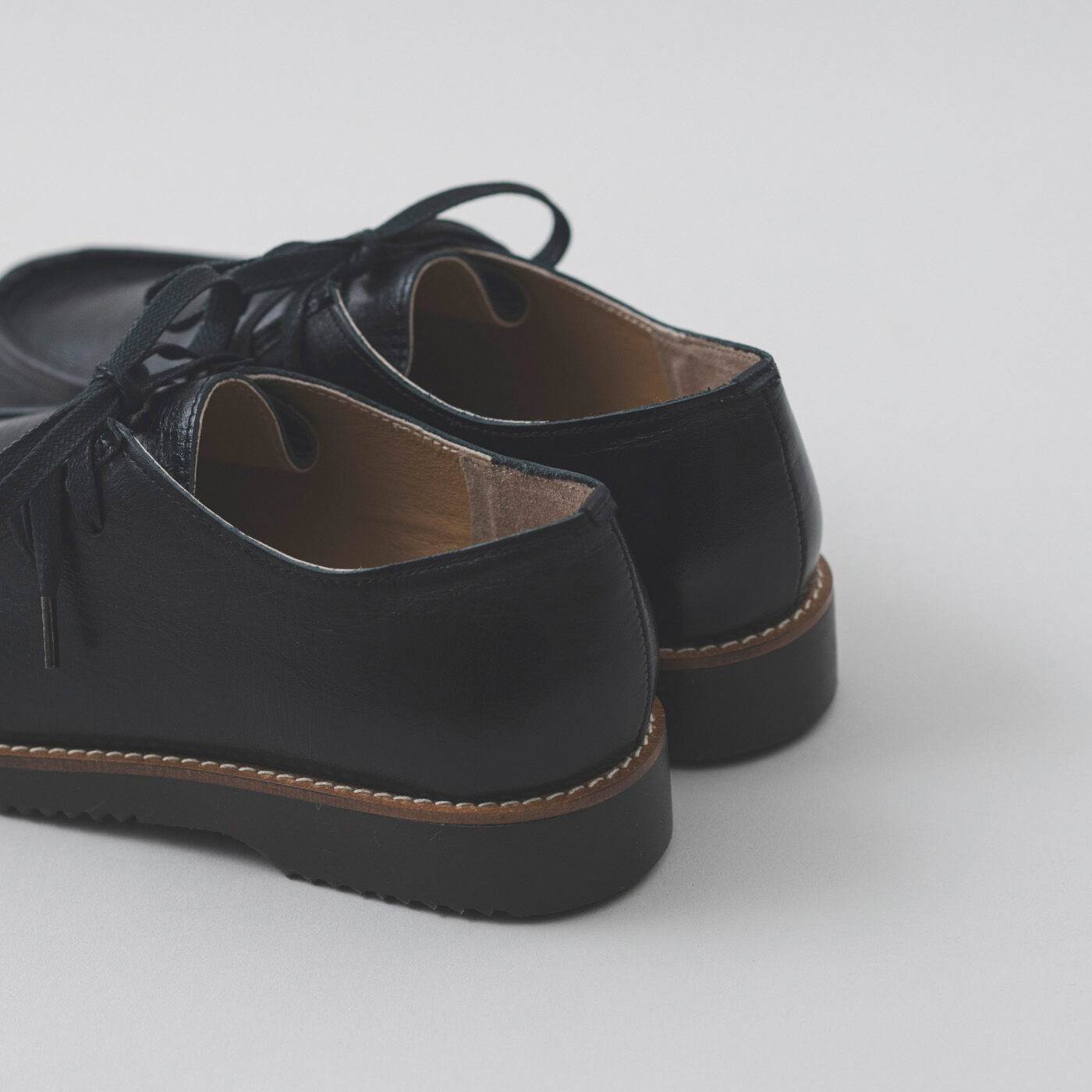 ＆Stories|長田の靴職人が作った 職人本革のモカシンシューズ〈ブラックスピネル〉