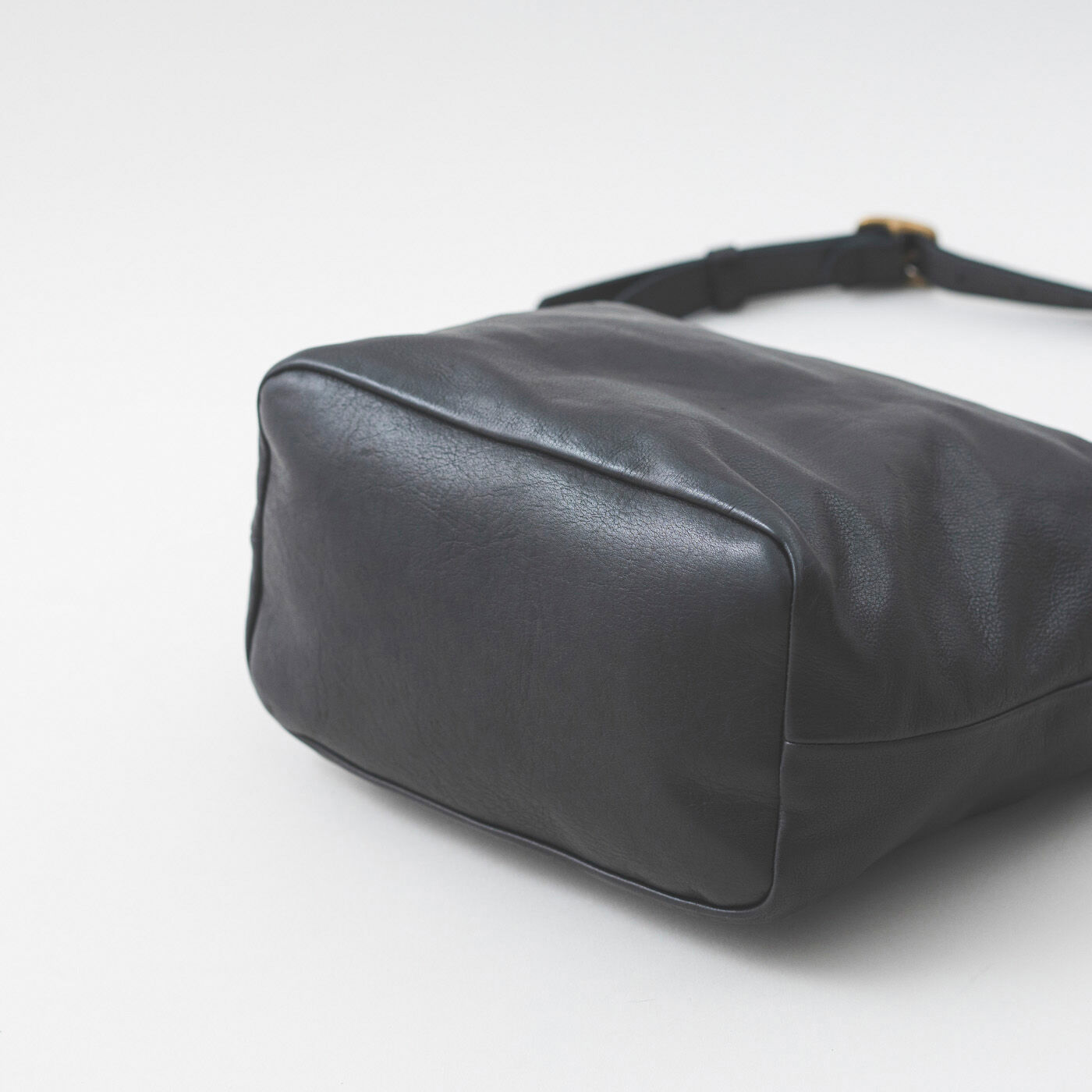 ＆Stories|福岡の鞄作家と作った 職人本革のエトランドルバッグ〈ブラック〉|サイドと底のまちが広く、容量もたっぷり。