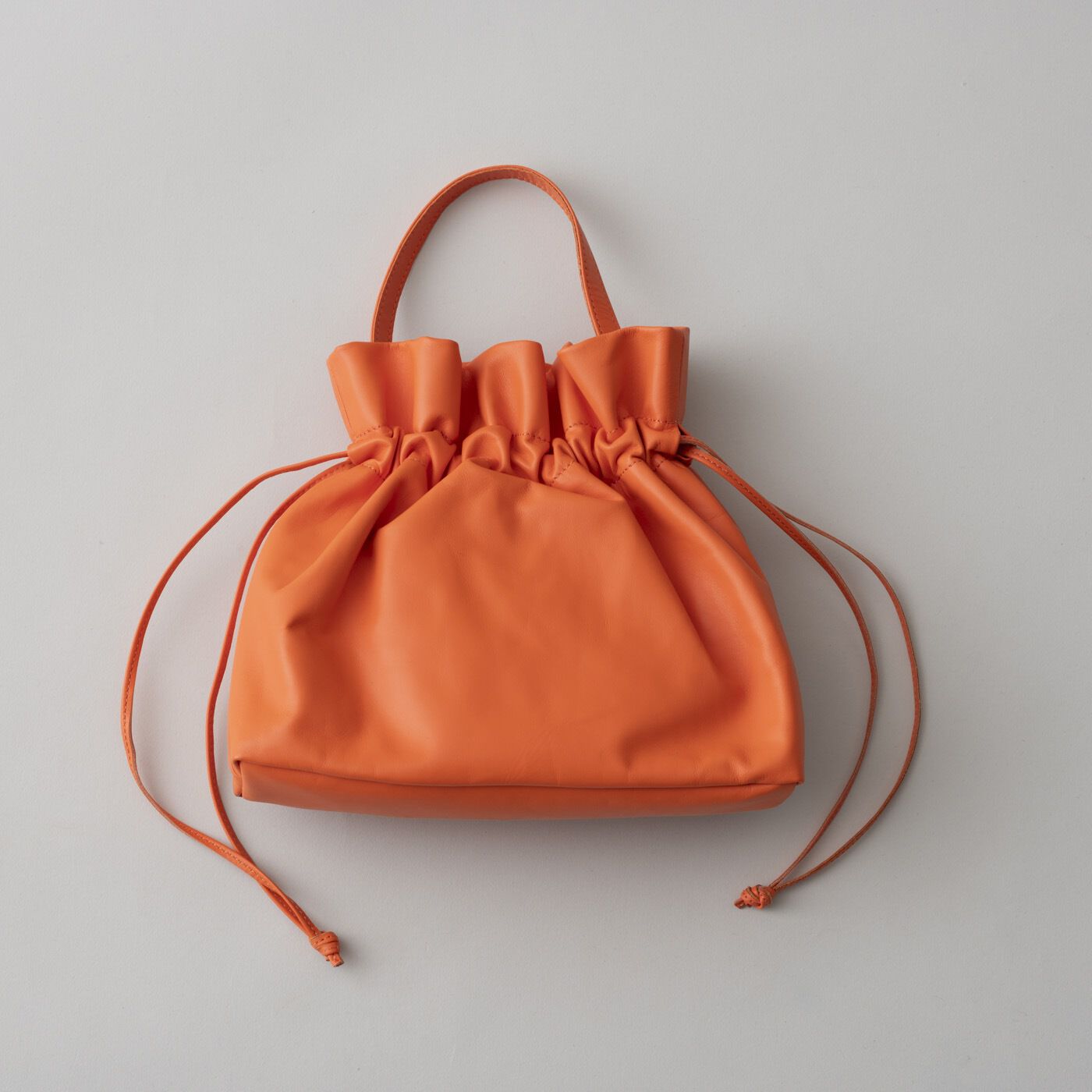 ＆Stories|プランナーMOEが作った　職人本革のキャンディーバッグ〈ネーブルオレンジ〉|しなやかで丈夫な本革を使い、丁寧な縫製を施すことで、大人に似合うバッグに仕上げました。