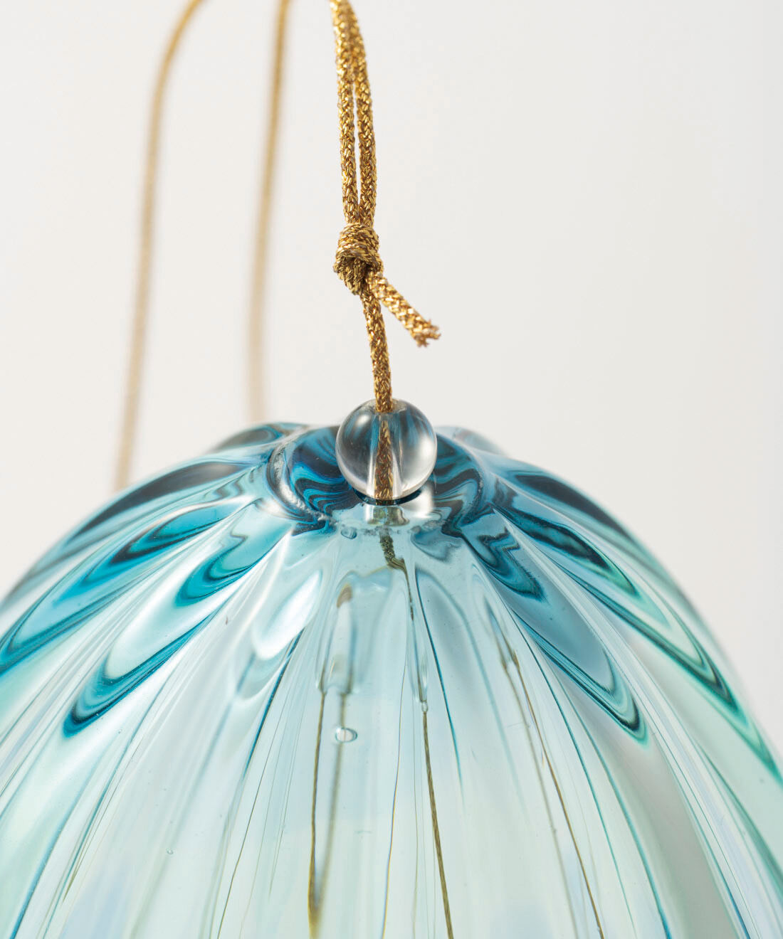 ＆Stories|小田原のガラス職人が作った 幻想的な海のグラテーションを閉じ込めた 宙吹き風鈴〈ラグーンブルー〉[日本製]