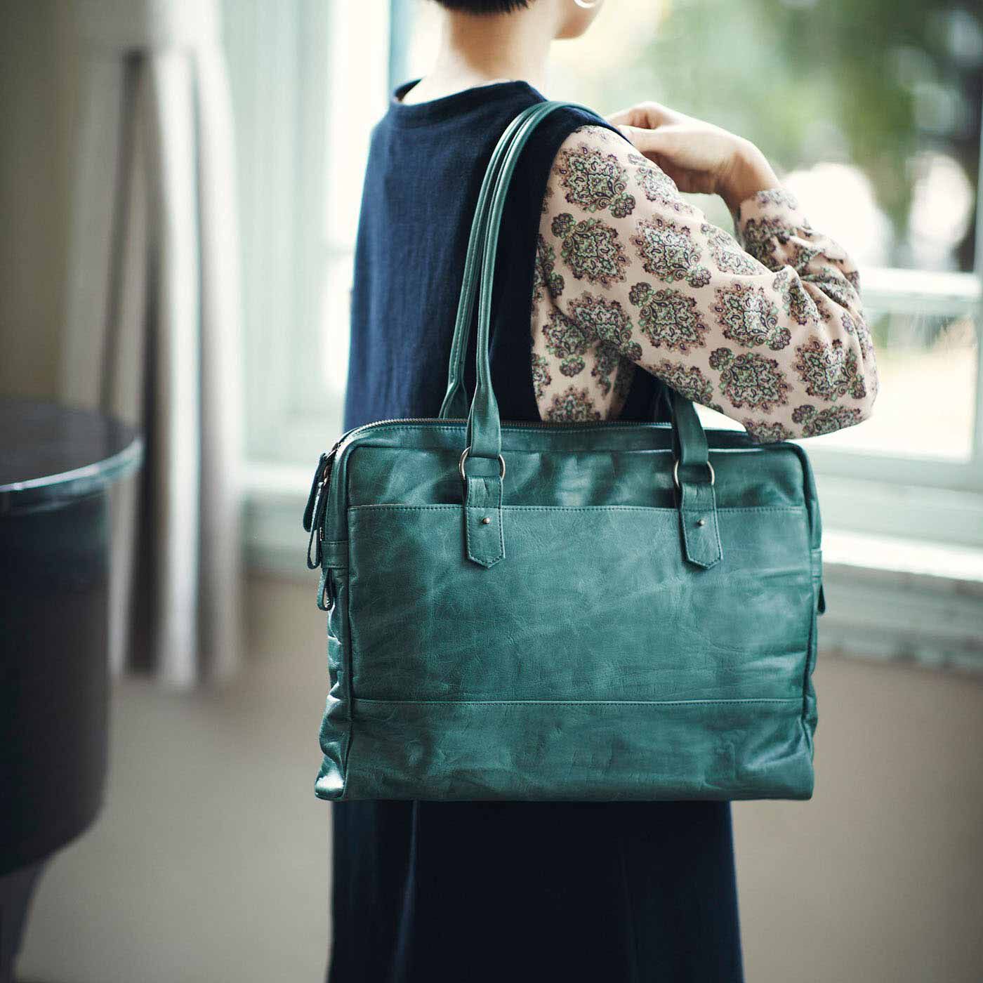 ＆Stories|鞄デザイナーと作った 職人本革のブリーフバッグ〈ブリリアントターコイズ〉[本革　鞄：日本製]|肩に掛けやすい長めの持ち手もポイント。